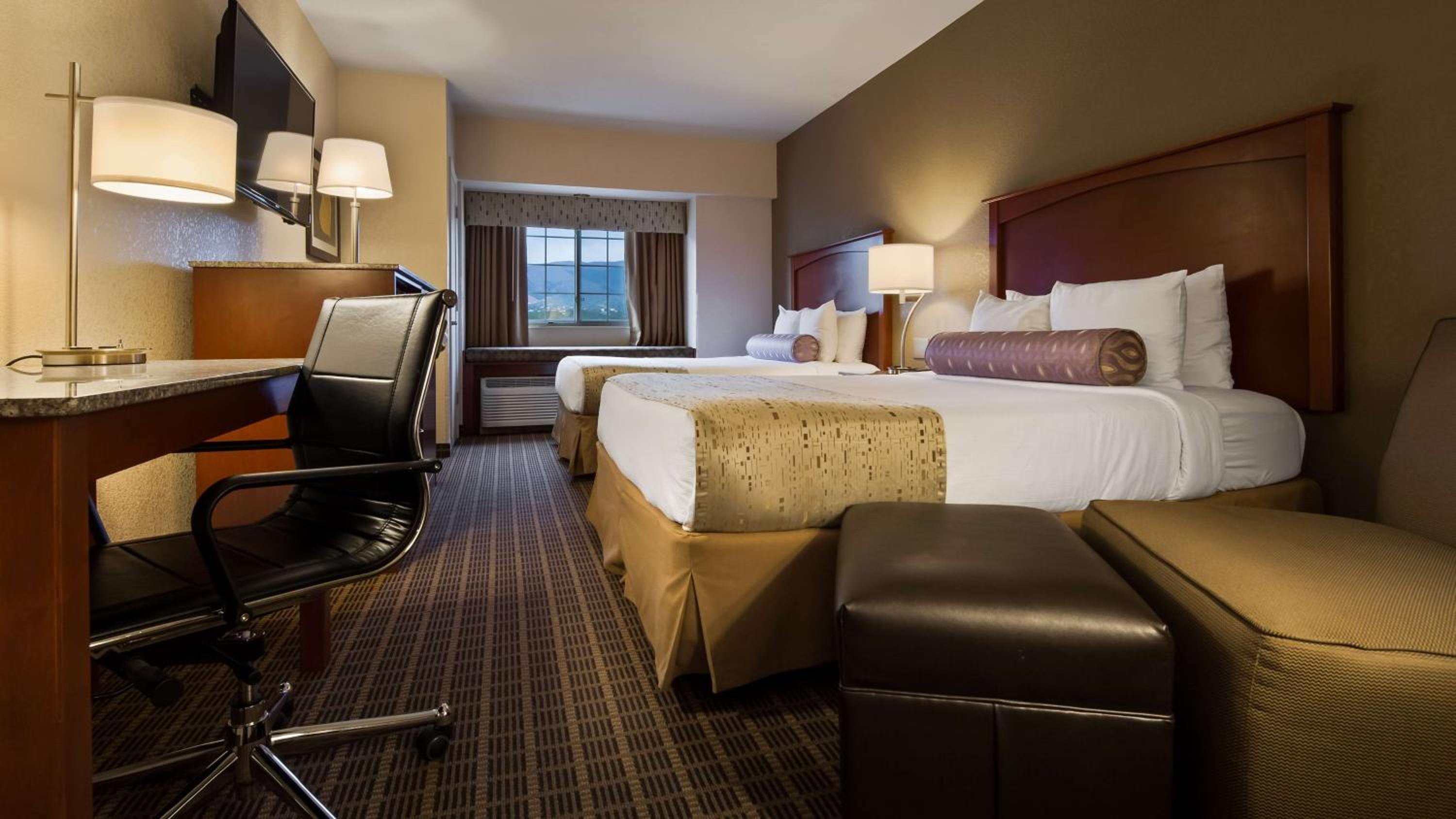 Queen Room with Two Queen Beds - Non-Smoking - Photo 9