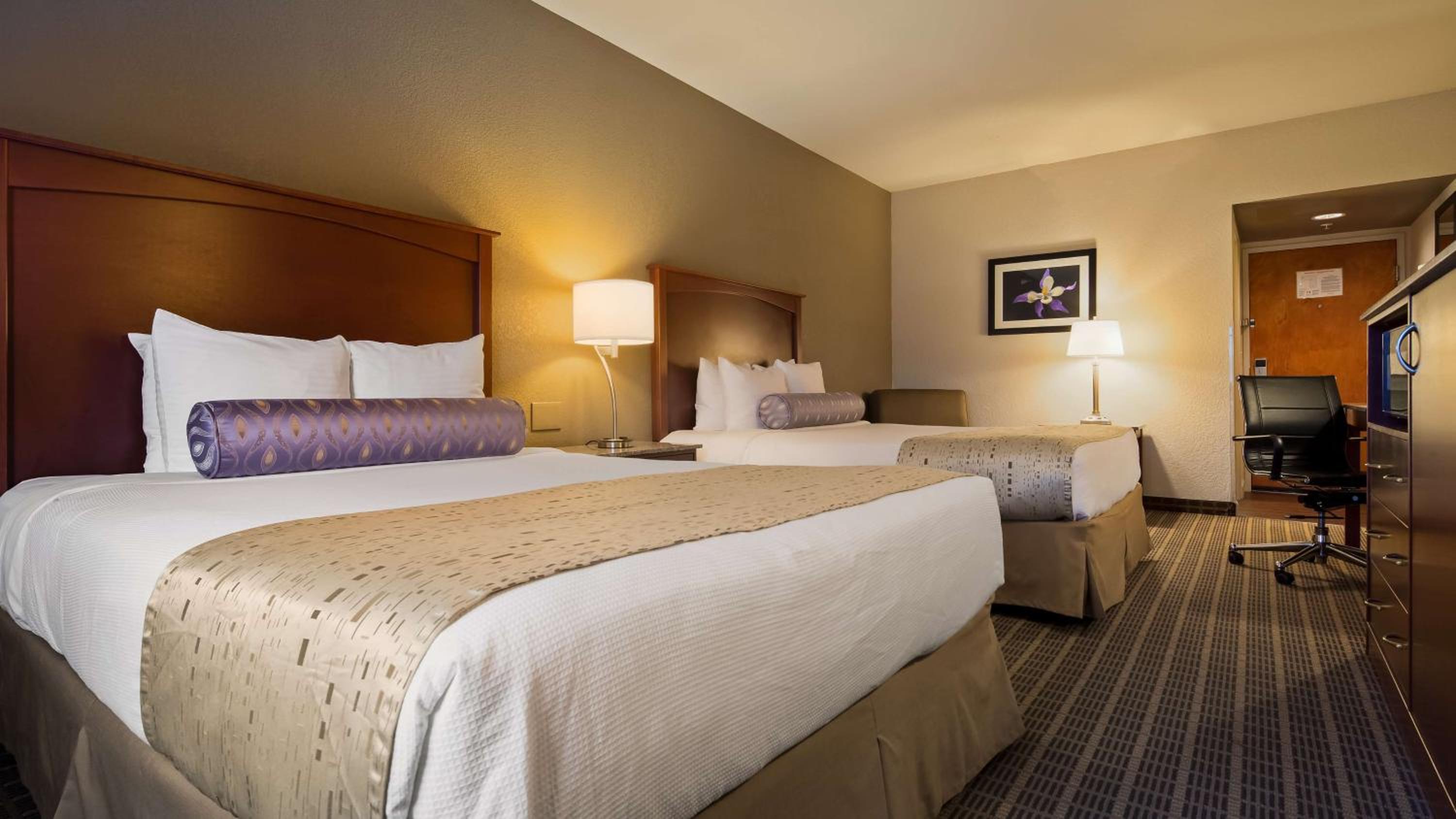 Queen Room with Two Queen Beds - Non-Smoking - Photo 10