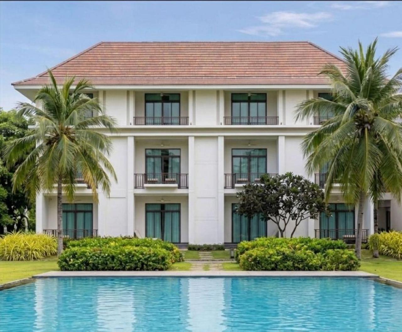 Double or Twin Room with Pool View thumbnail 5