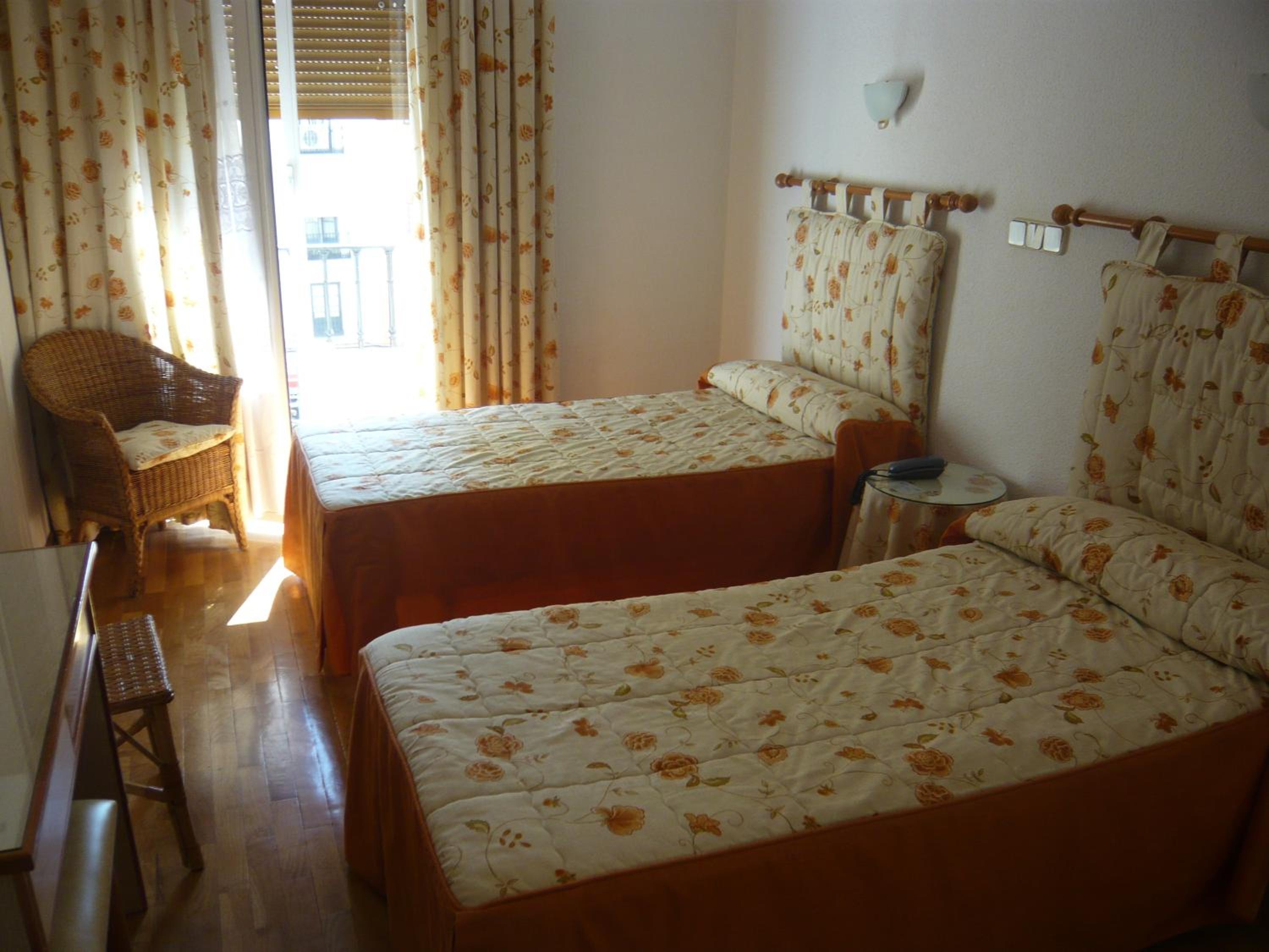 Twin Room - Photo 4