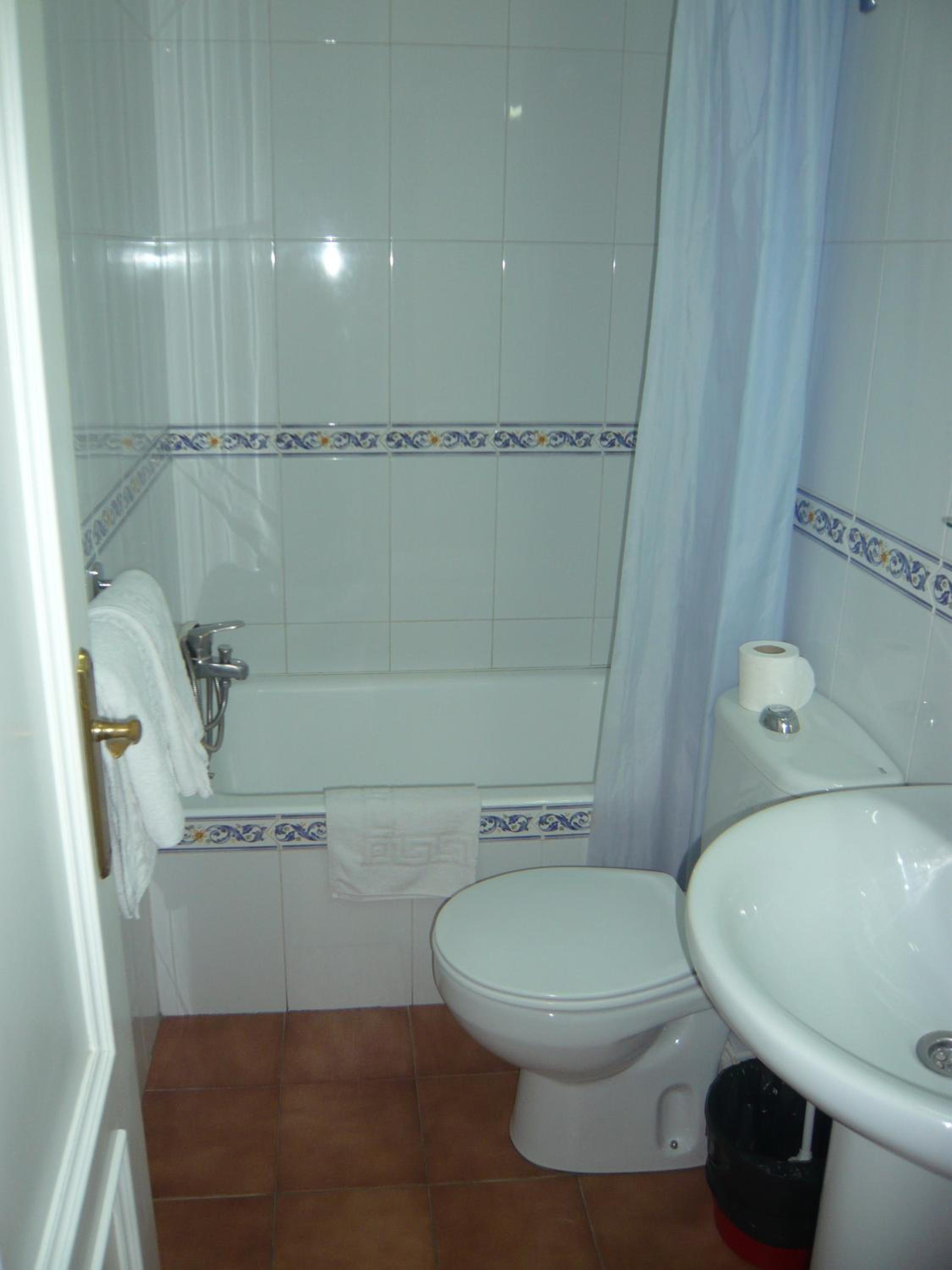 Twin Room - Photo 5