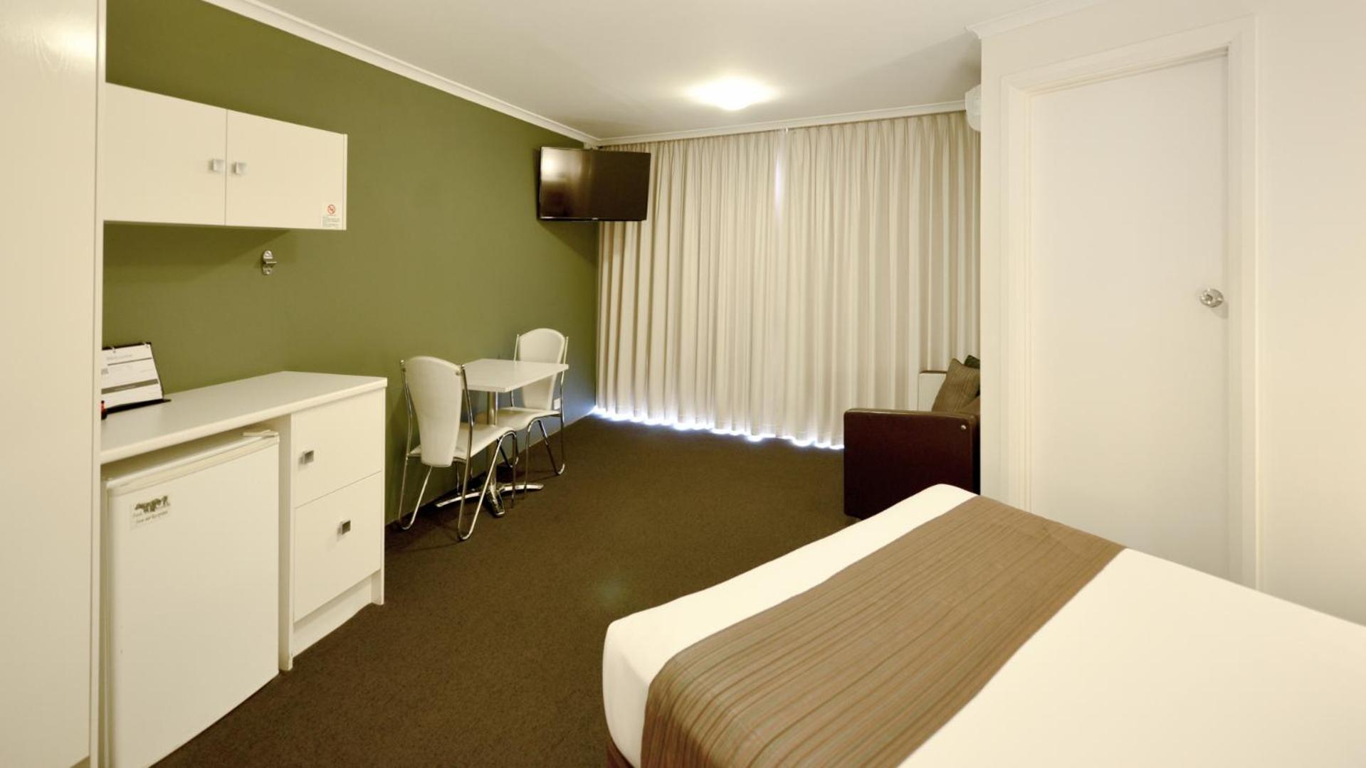Queen Room with Balcony - Photo 16