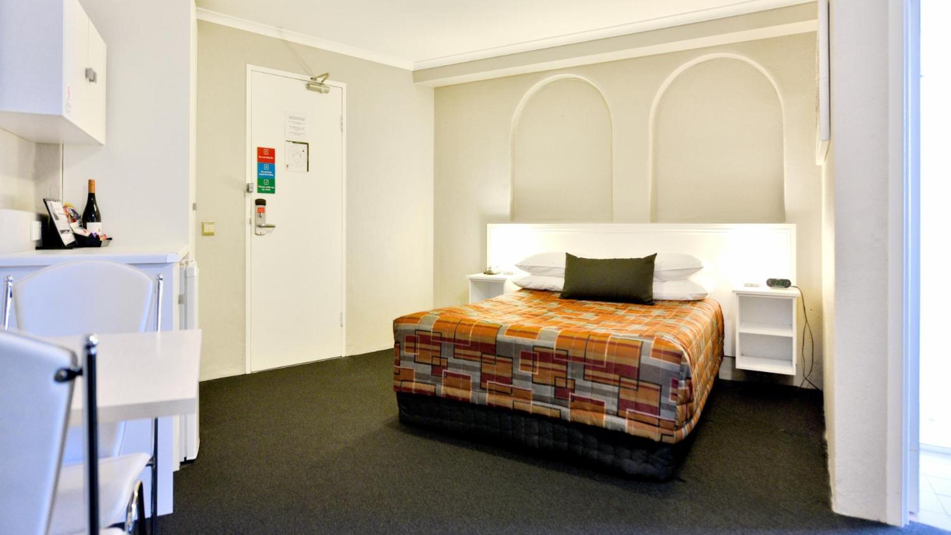 Queen Room with Balcony - Photo 15