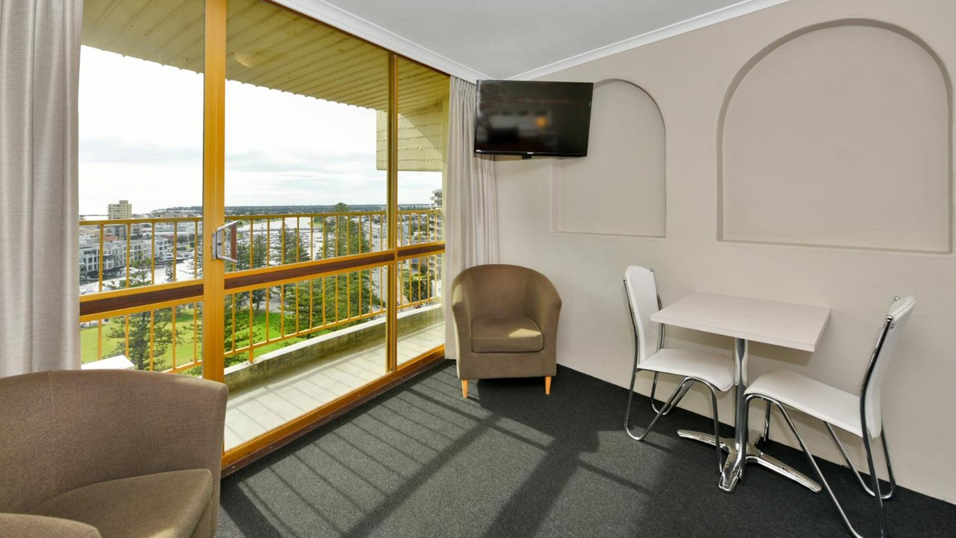 Queen Room with Balcony - Photo 17