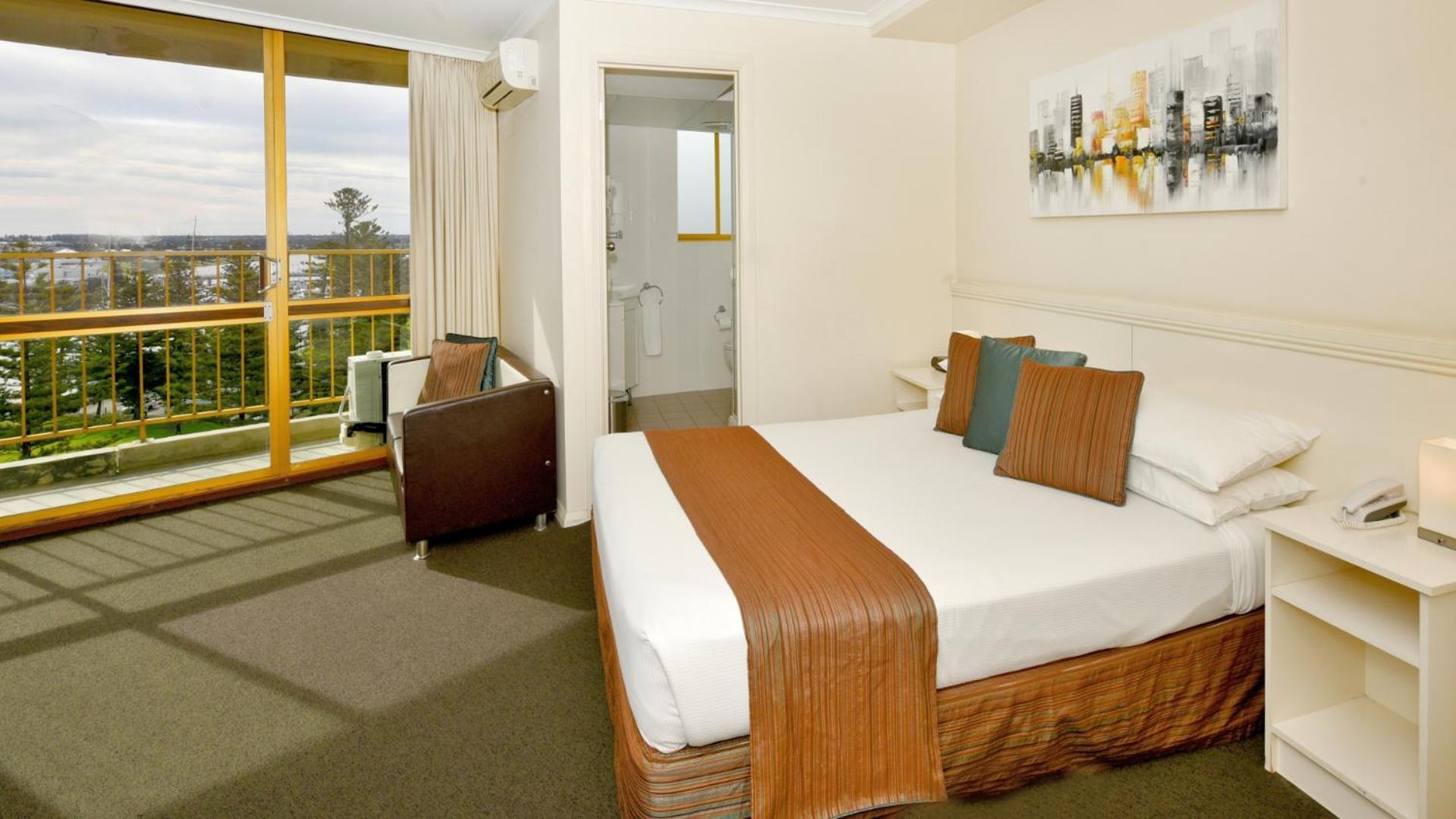 Queen Room with Balcony - Photo 21
