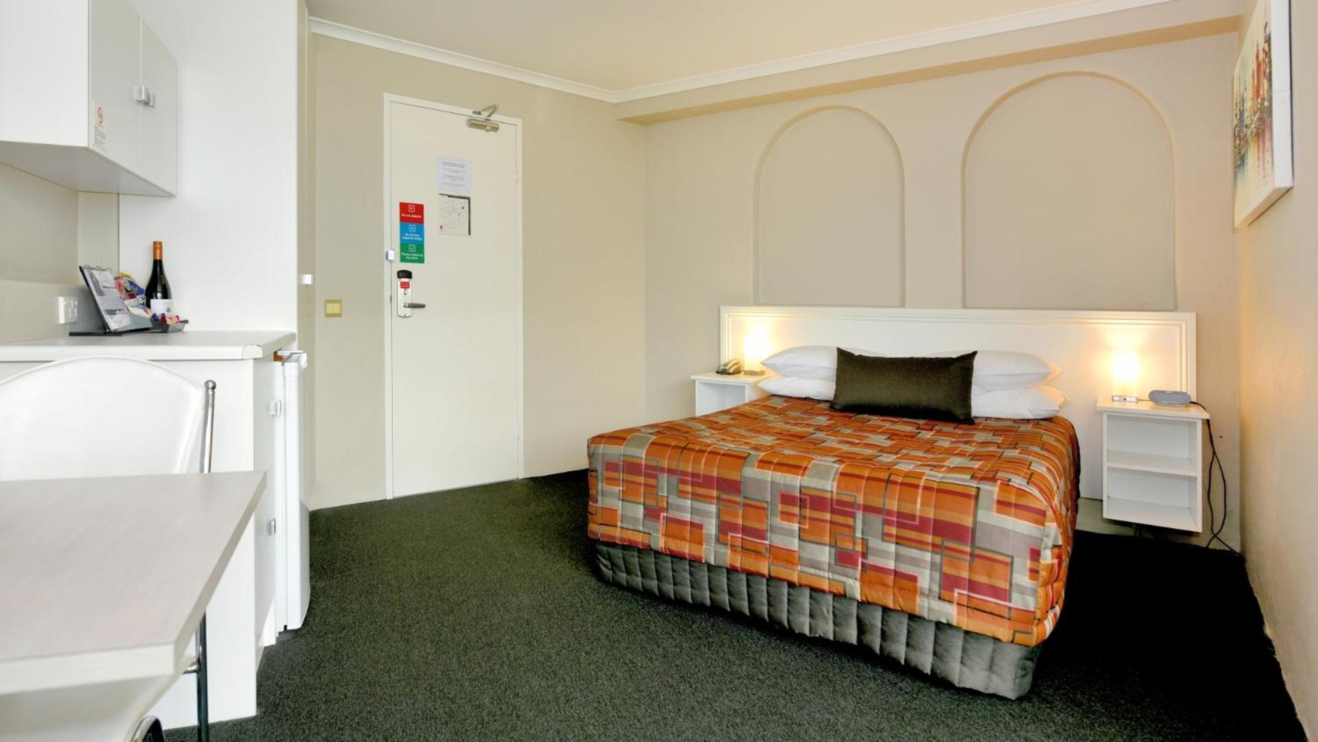 Queen Room with Balcony - Photo 12