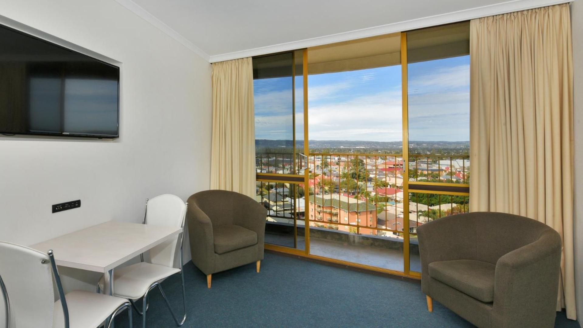 Queen Room with Balcony - Photo 7