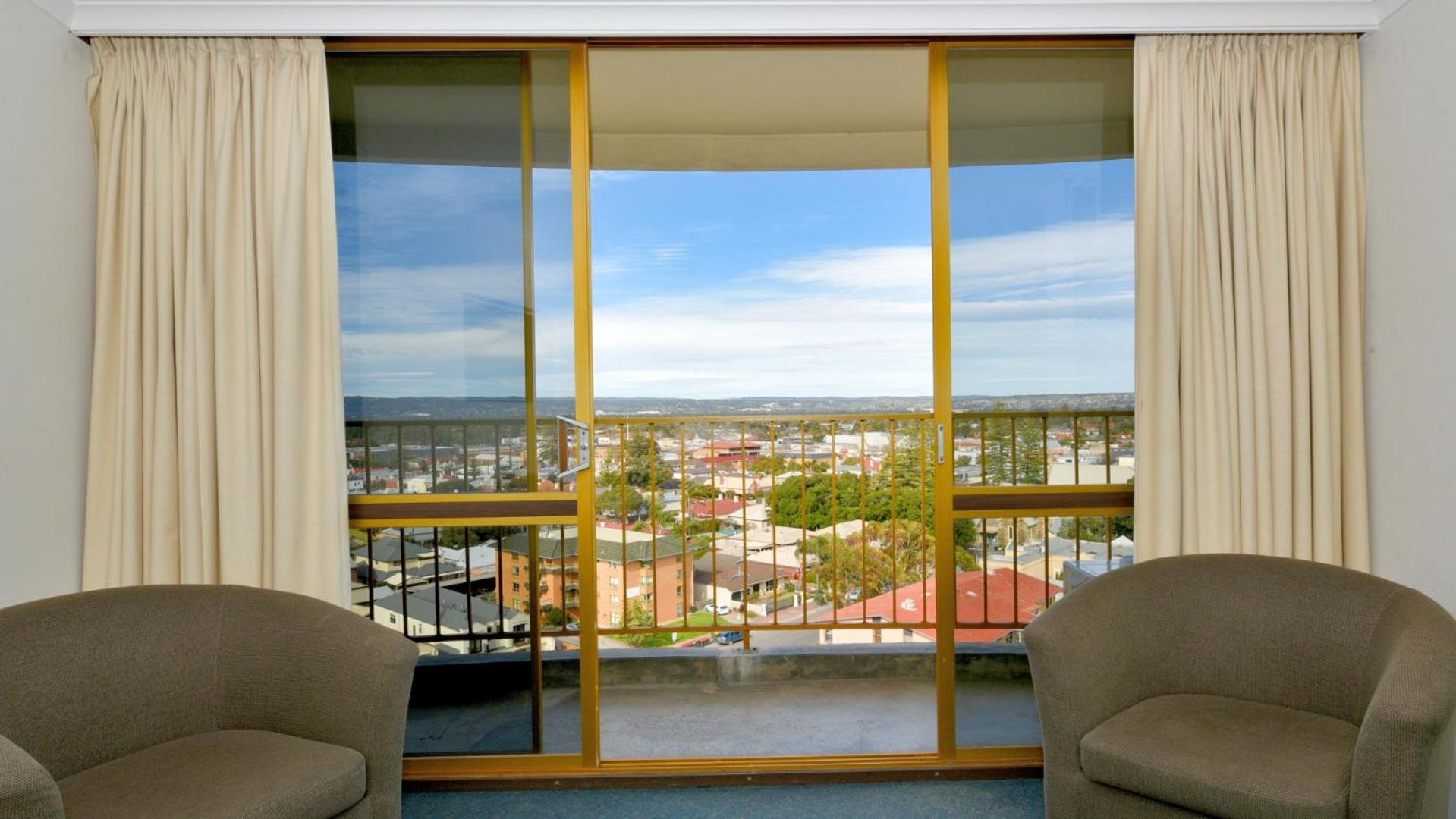 Queen Room with Balcony - Photo 6