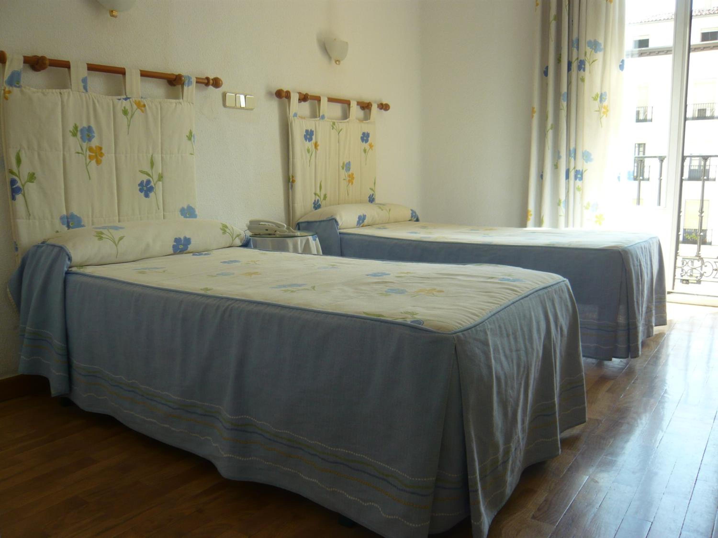 Twin Room - Photo 3