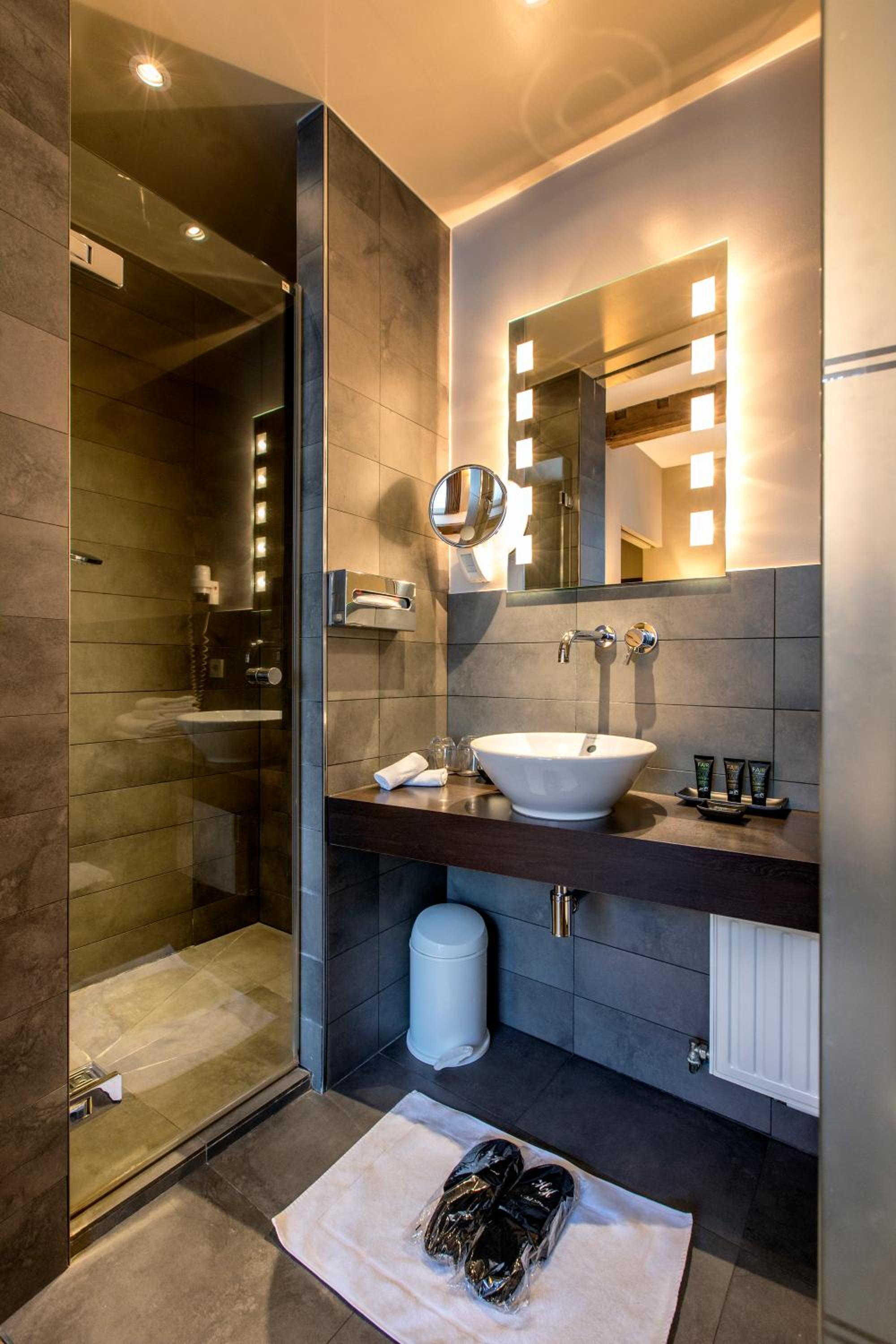 Standard Double Room - Photo 8
