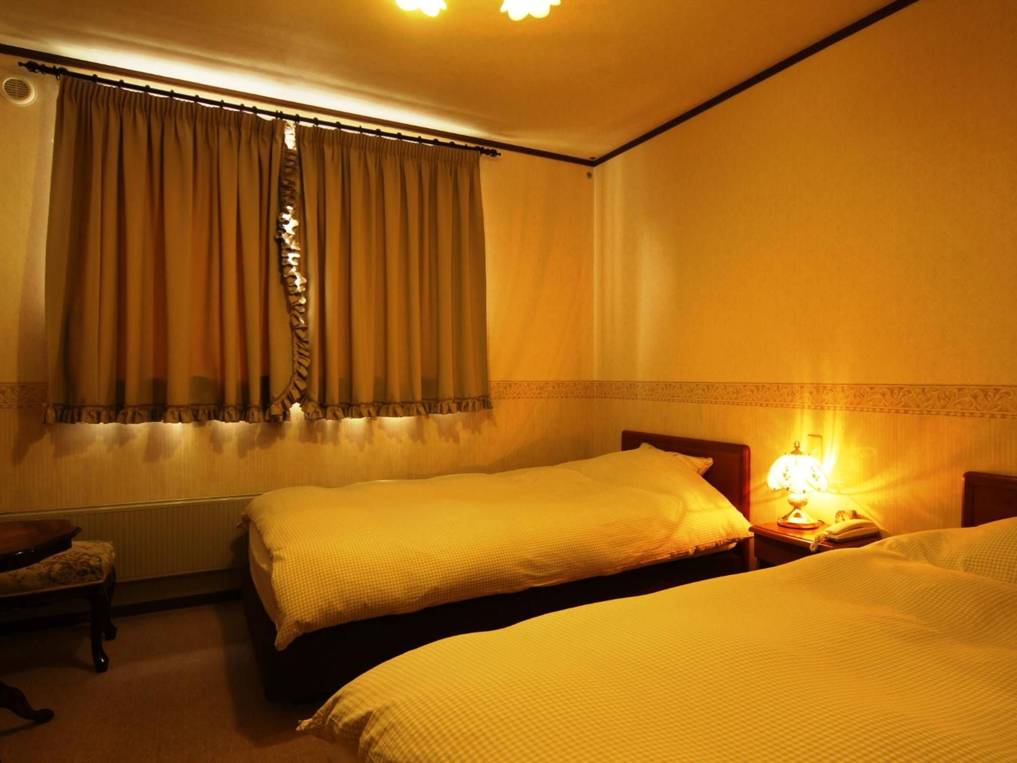 Twin Room with Shared Bathroom - Photo 3