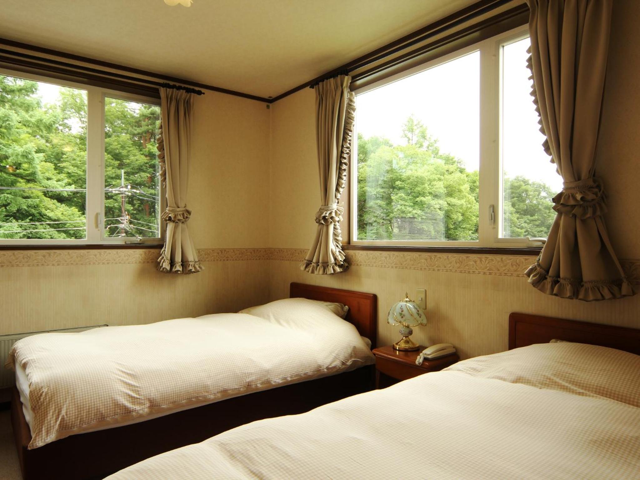 Twin Room with Shared Bathroom - Photo 5
