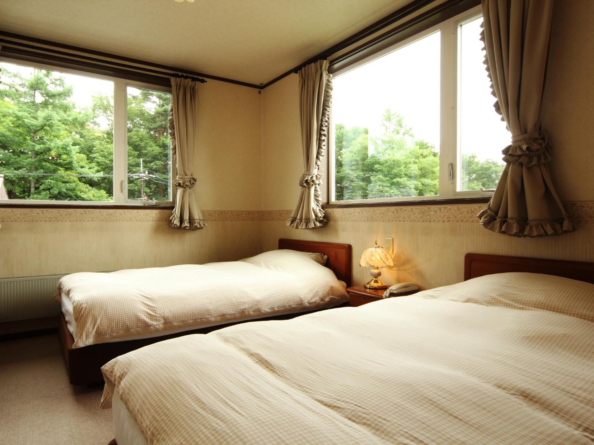 Twin Room with Shared Bathroom - Photo 4