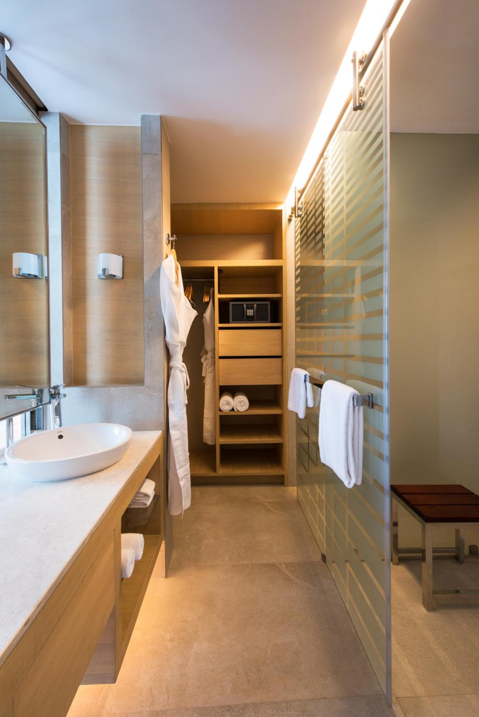 King Room - Club Access | 20% discount on Food & Soft Beverage (No IRD) & Laundry