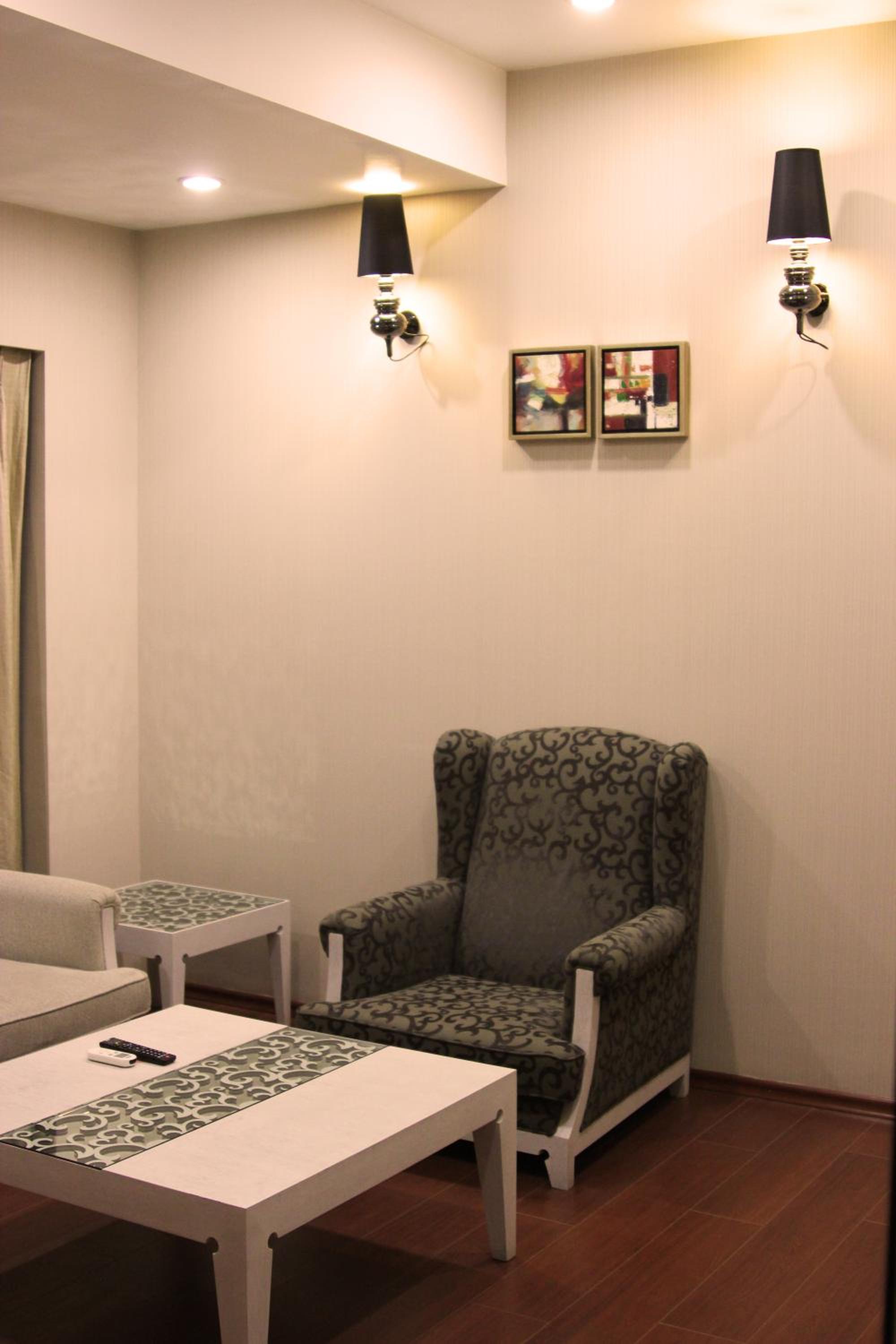 Suite - Photo 1
