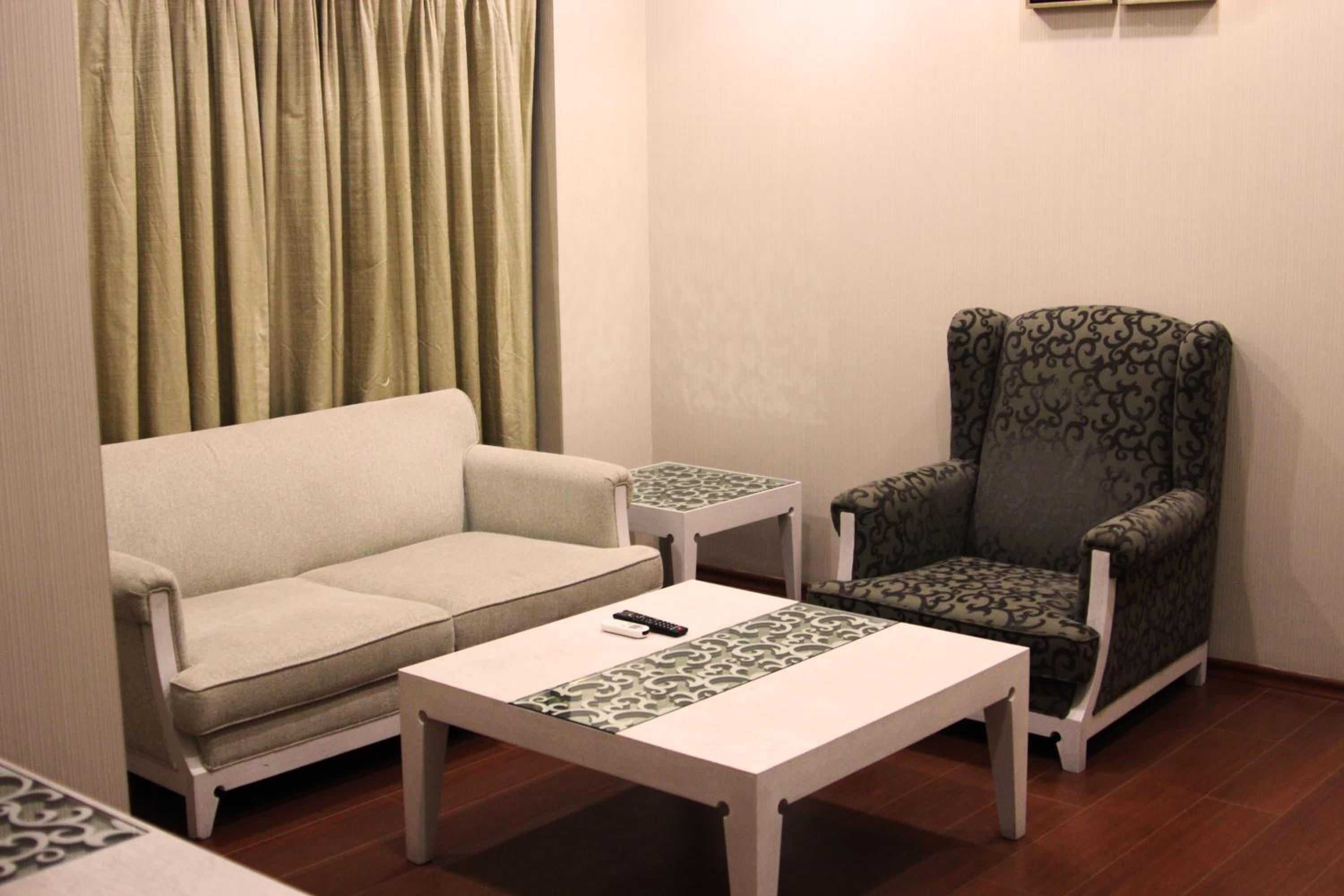 Suite - Photo 3
