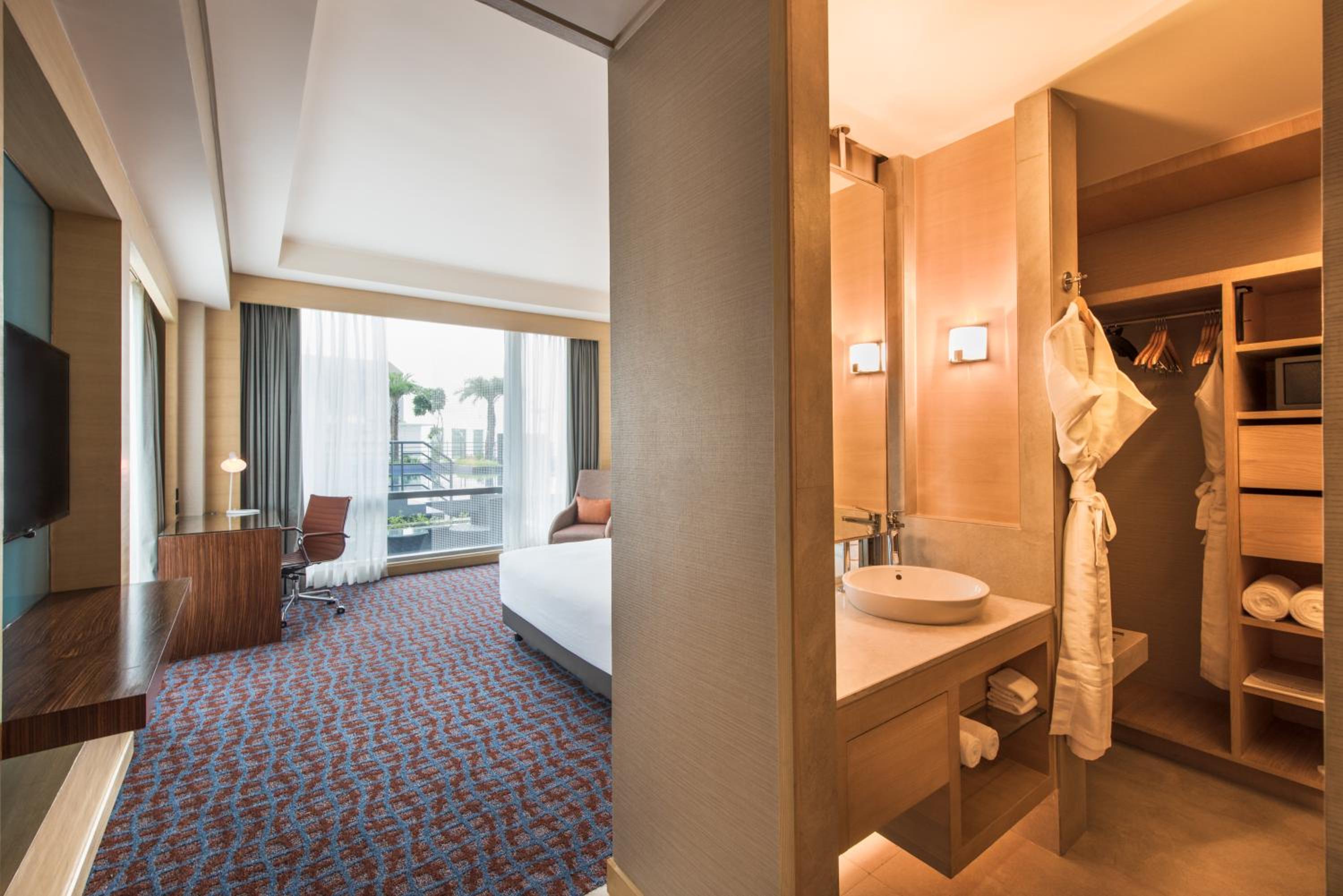 King Room | 20% discount on Food & Soft Beverage (No IRD) & Laundry