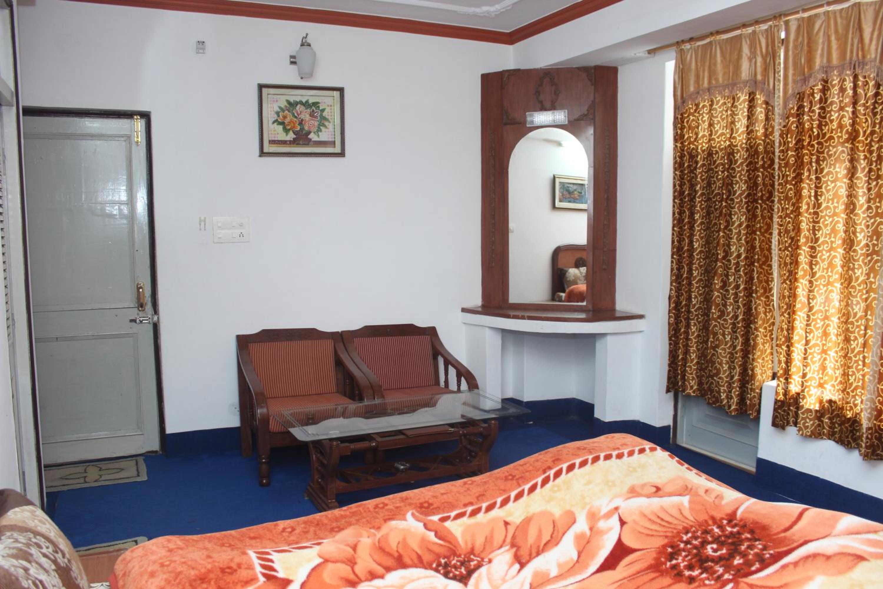 Deluxe Double Room (2 Adults + 1 Child) - Photo 1