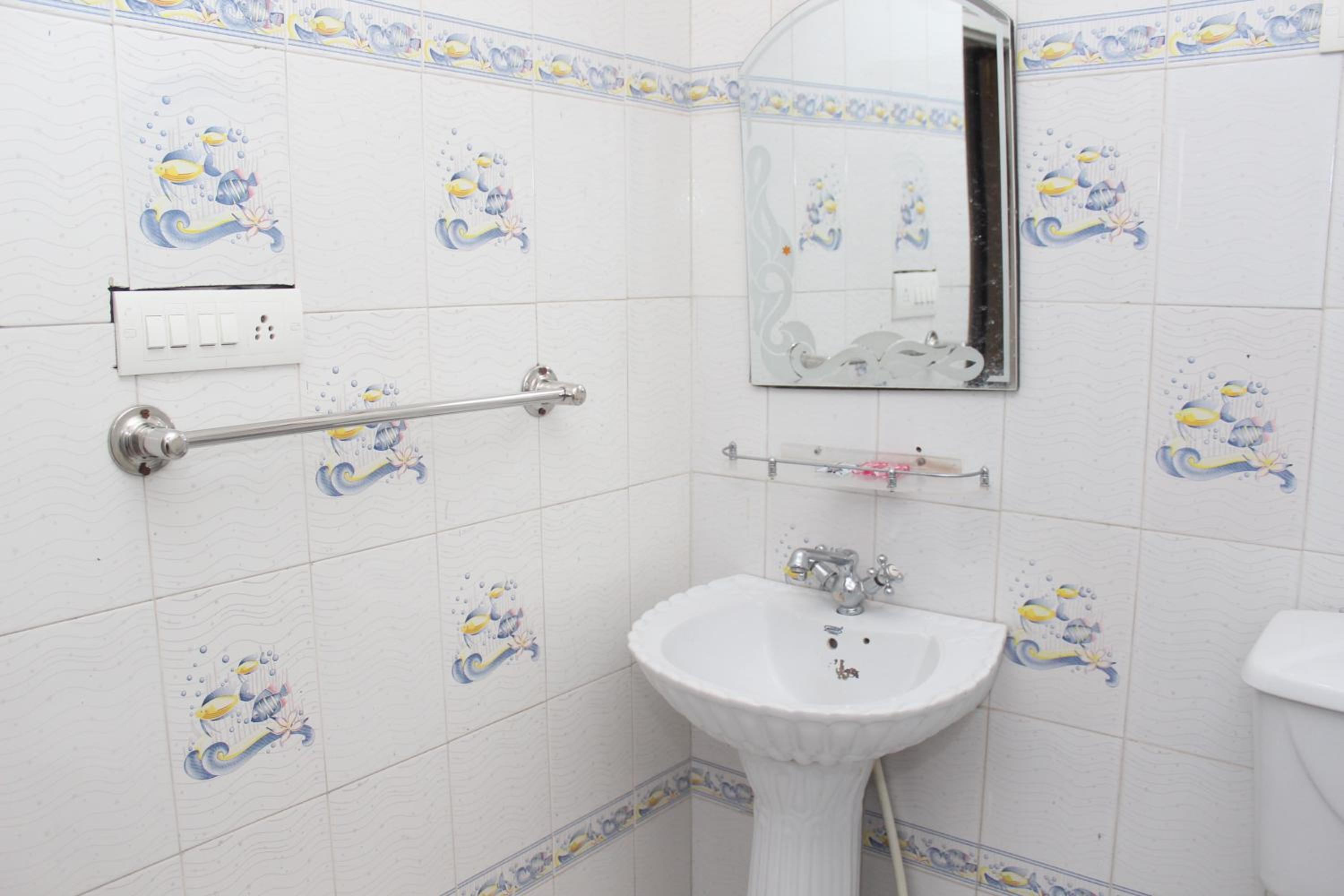 Deluxe Double Room (2 Adults + 1 Child) - Photo 7
