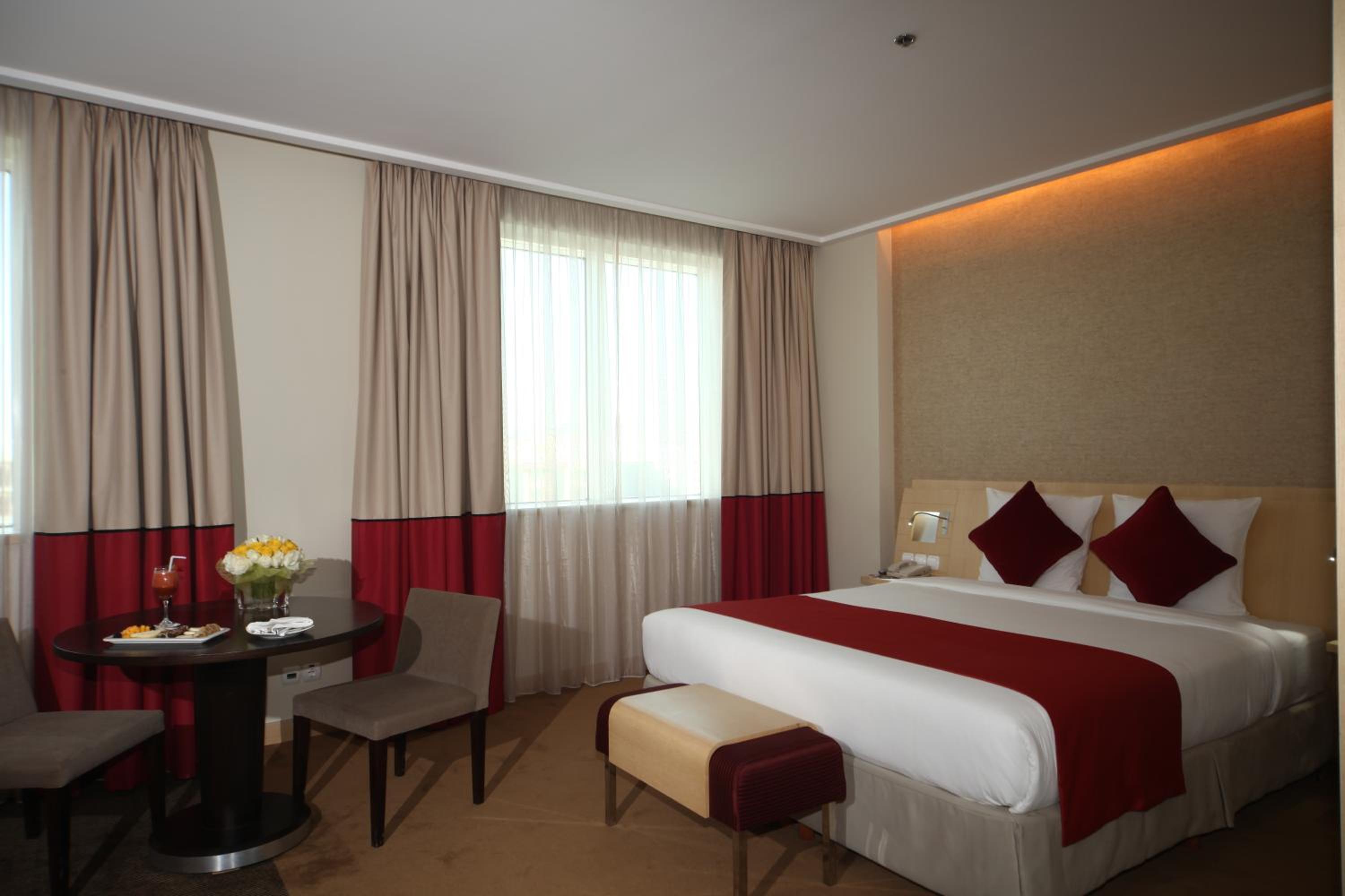 Junior Queen Suite