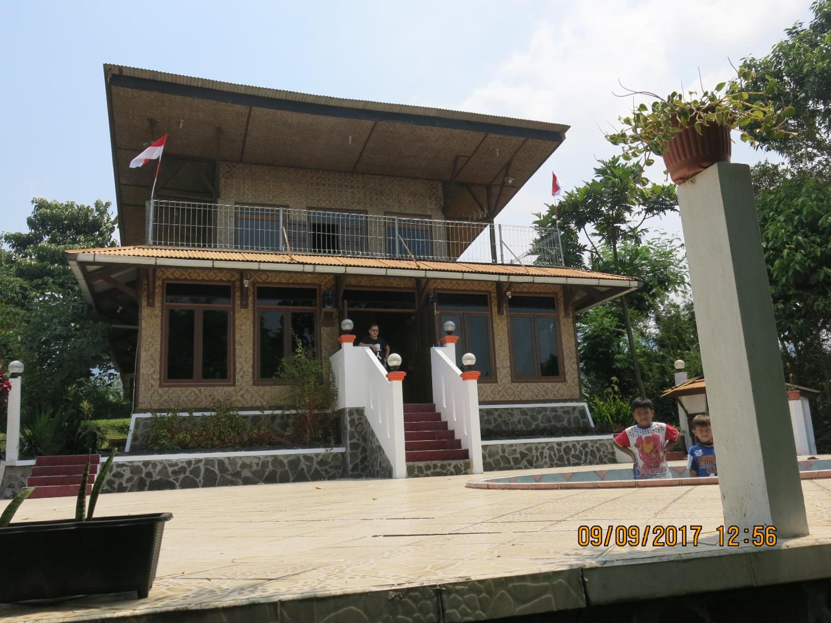 Three-Bedroom House - Photo 3