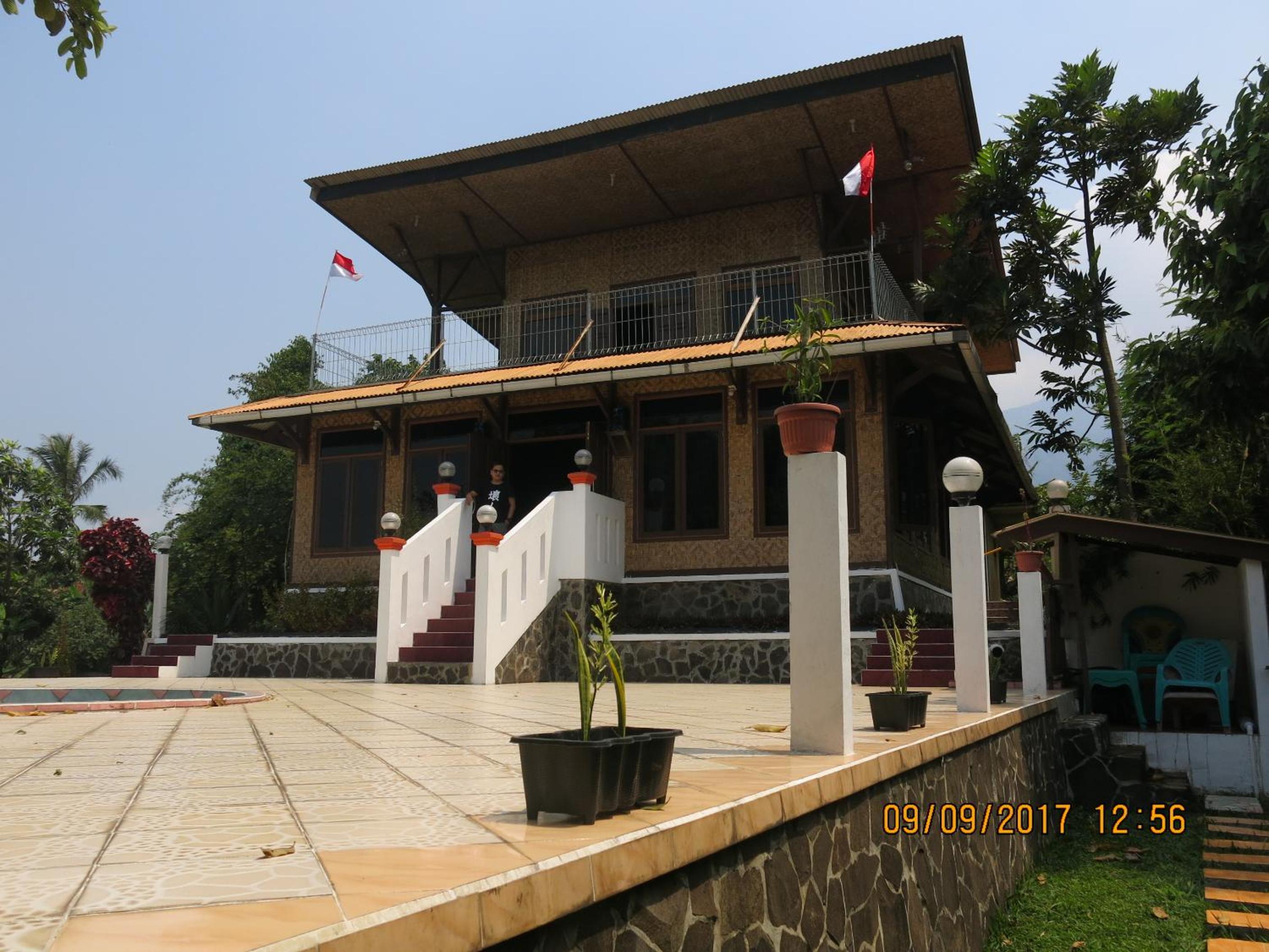 Three-Bedroom House - Photo 2