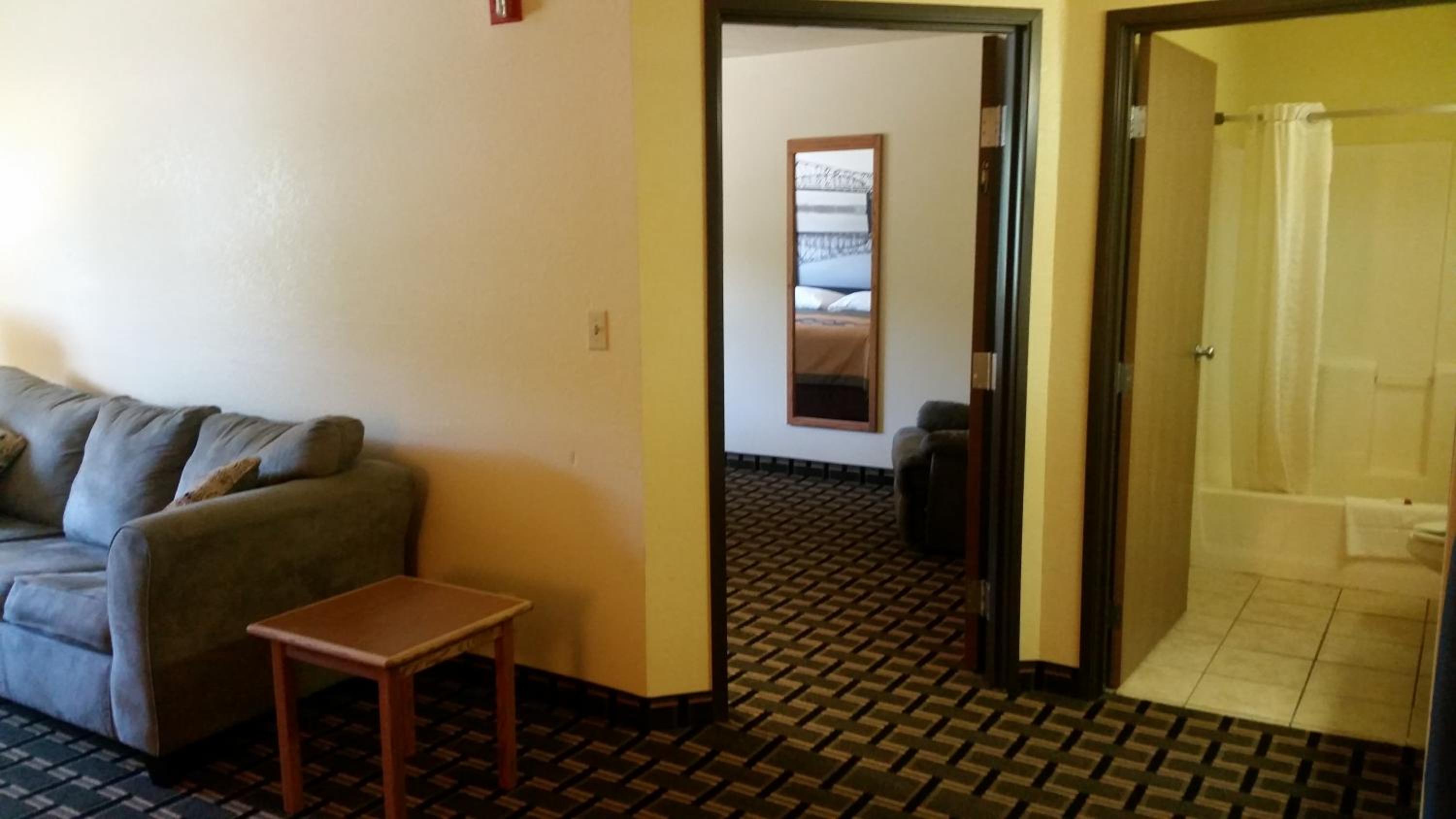 One Bedroom King Suite - Non-Smoking - Photo 4