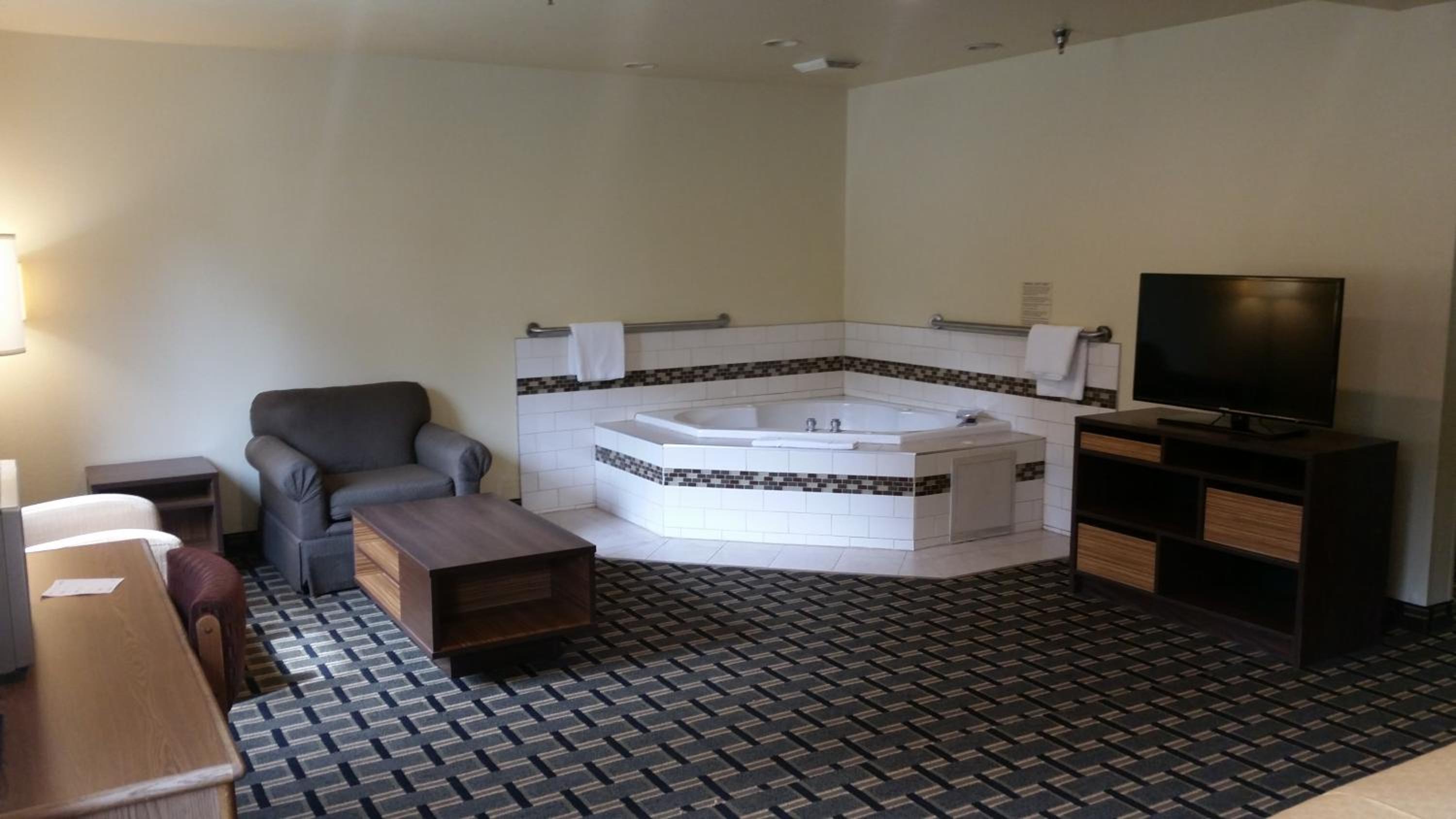 King Suite - Non-Smoking - Photo 4