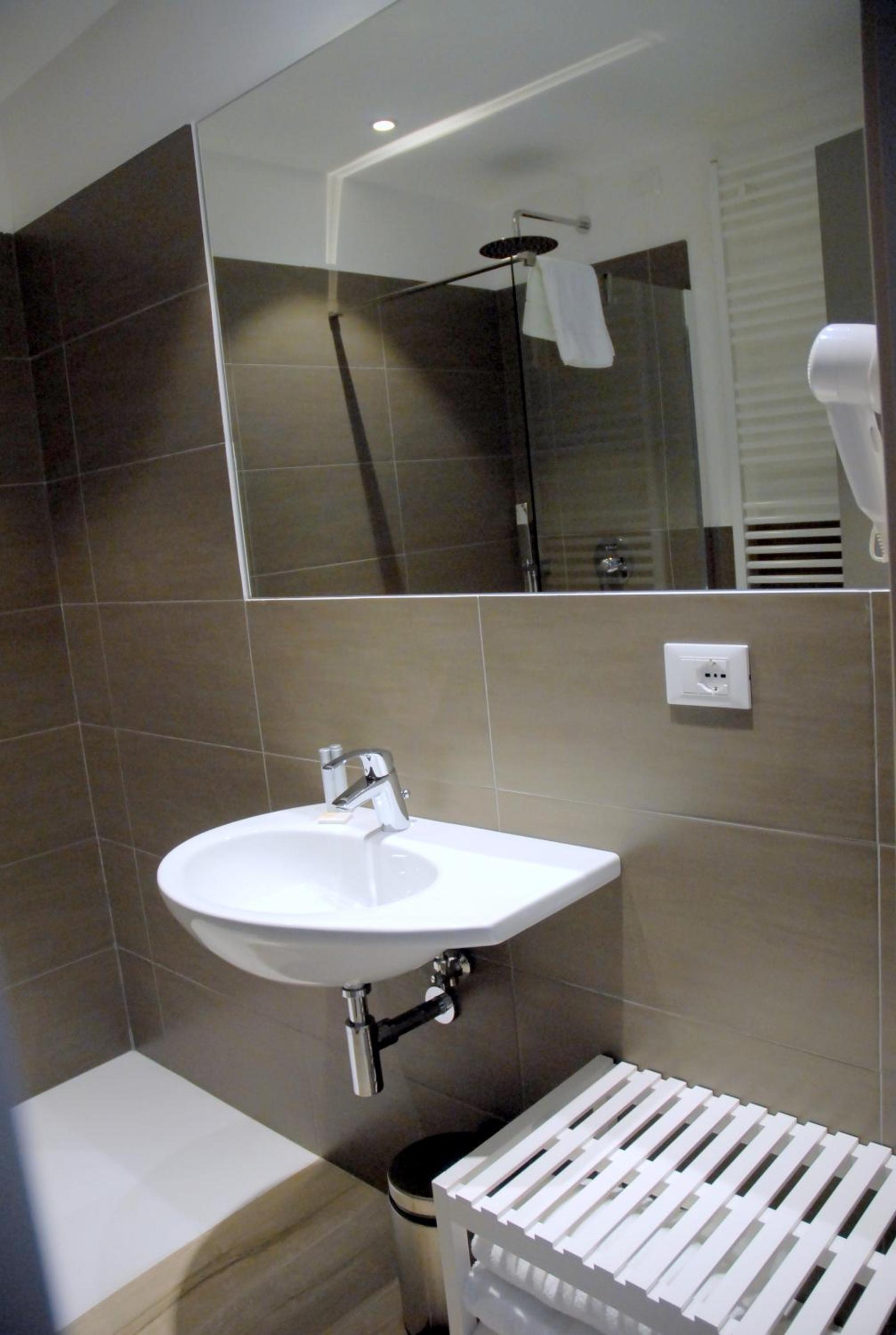Superior Double or Twin Room - Photo 10