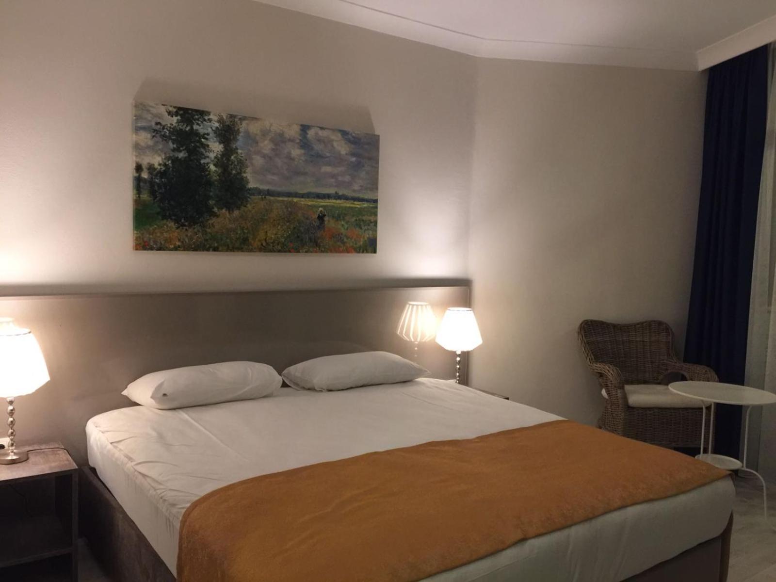 King Room with Balcony - Photo 3