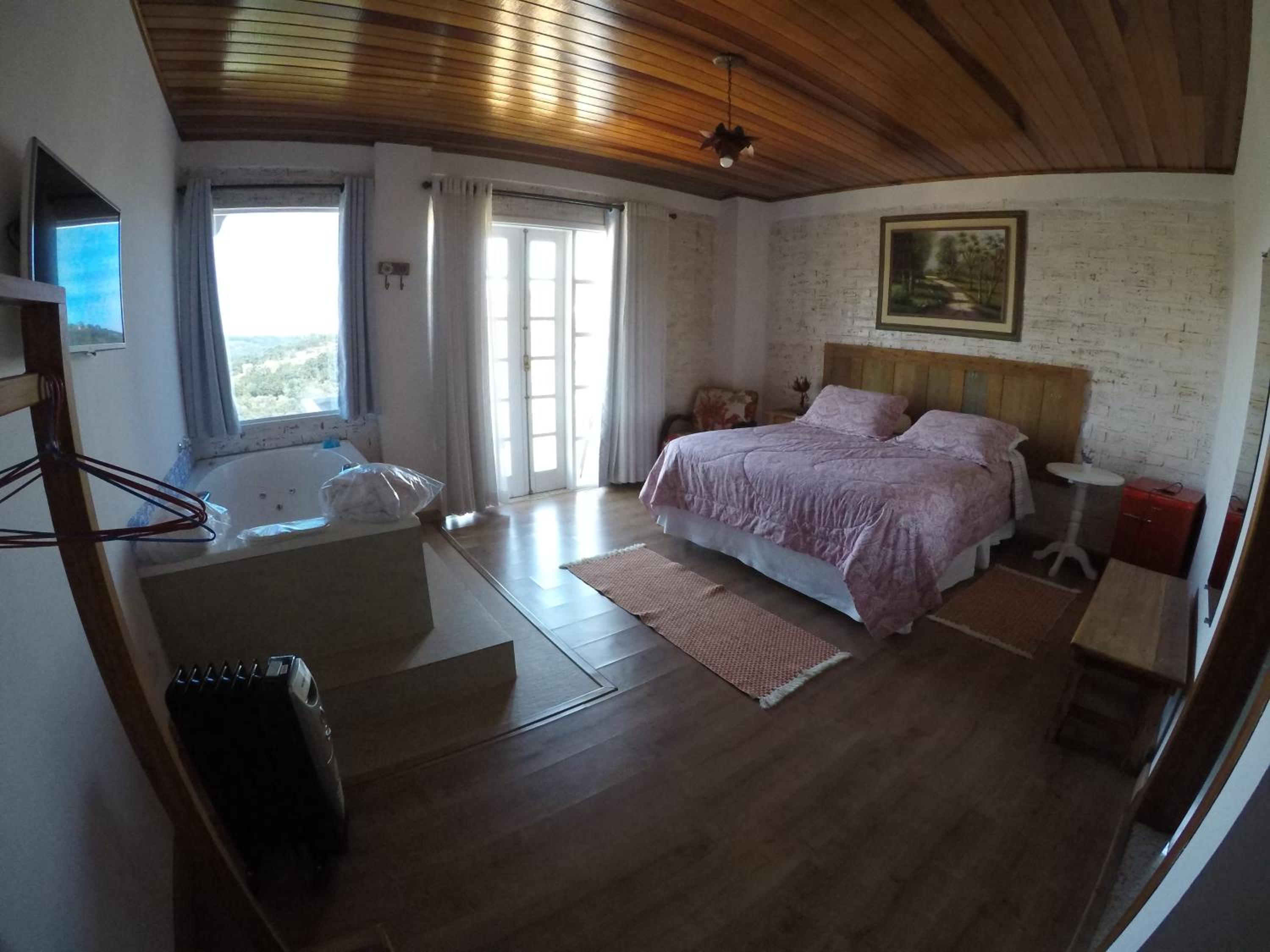 Deluxe Room with Hot Tub photo 1