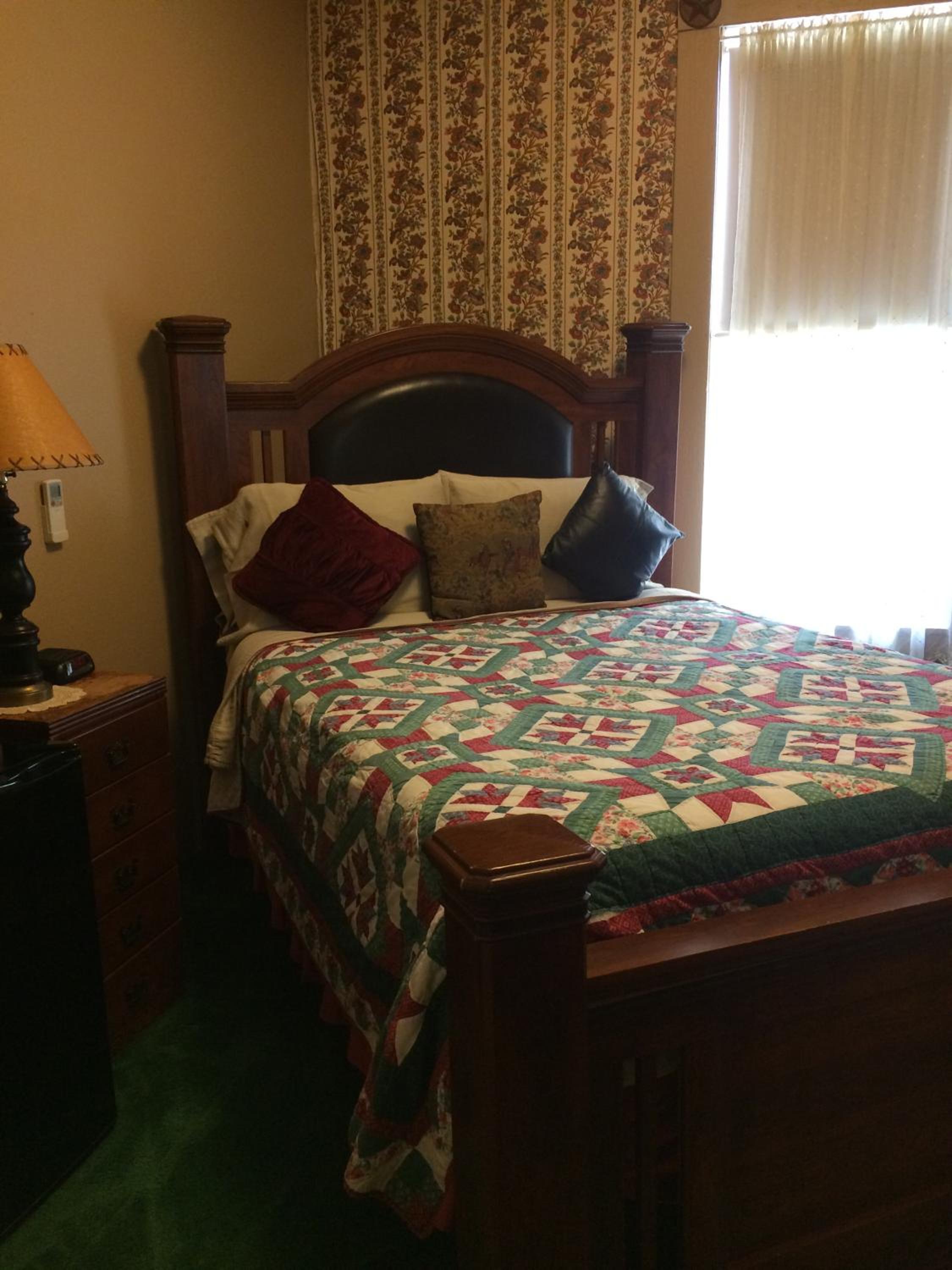 Queen Room photo 3