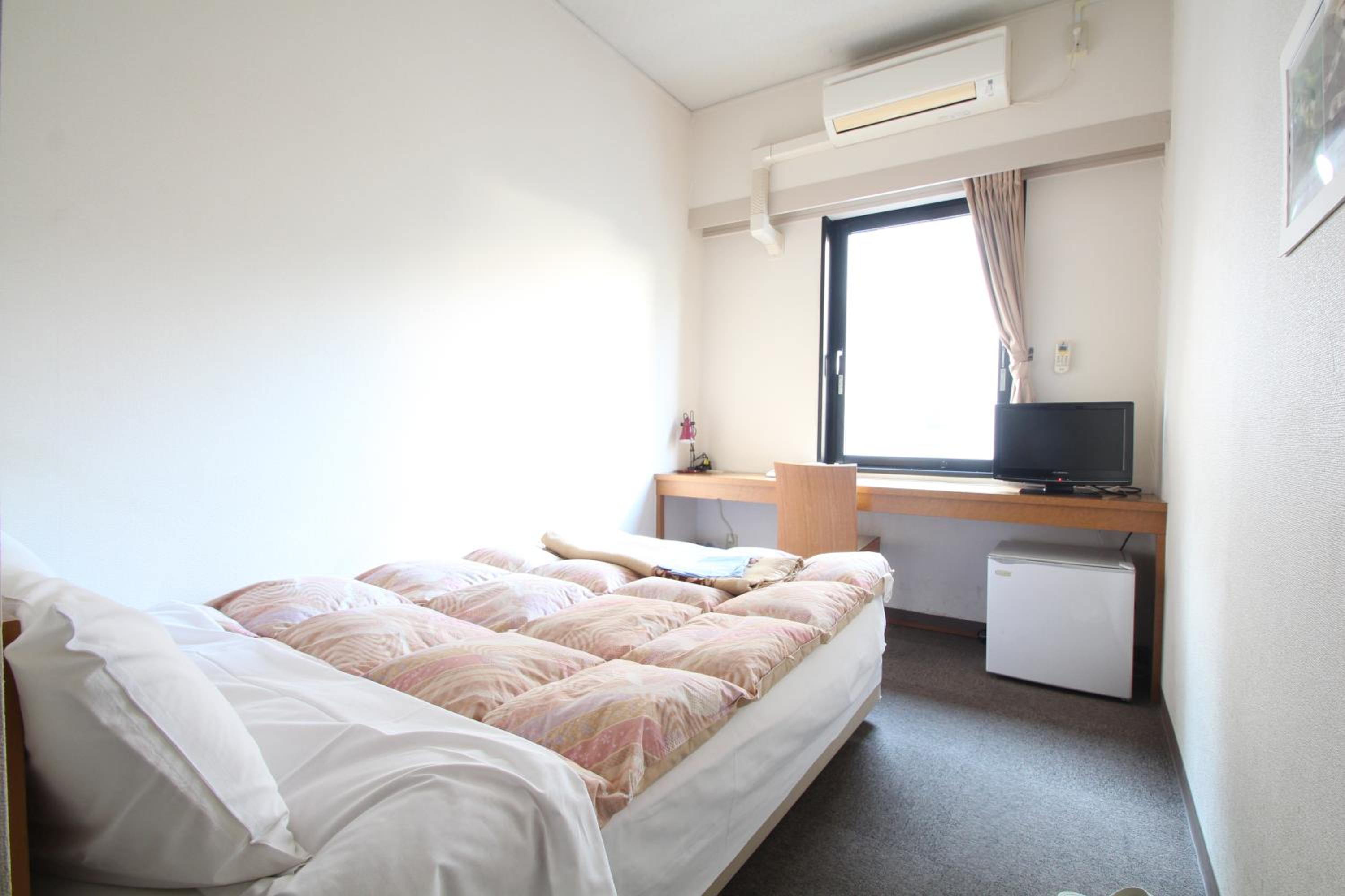 Single Room with Private Bathroom photo 1