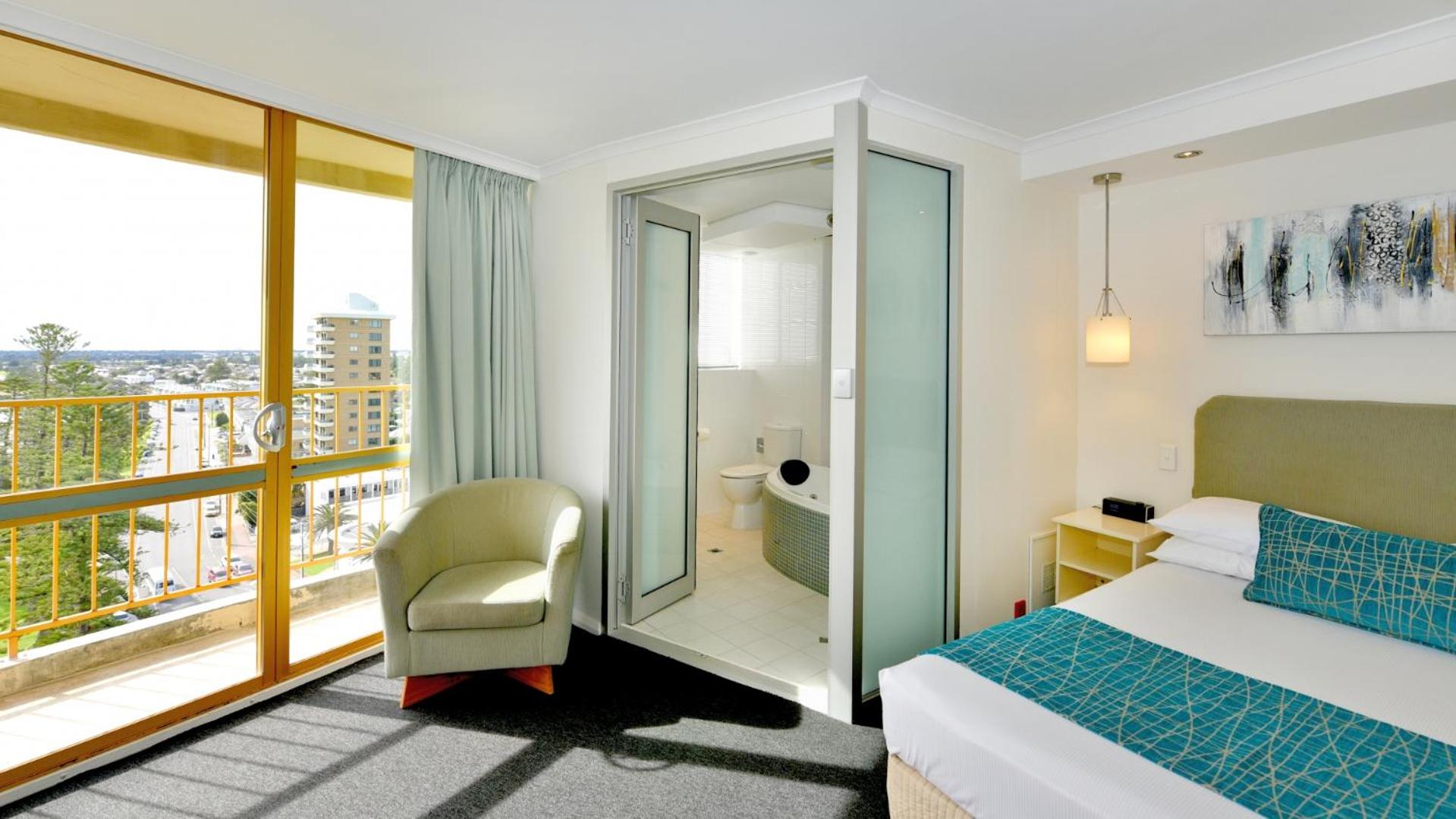 Premium Queen Room with Spa Bath - Photo 12