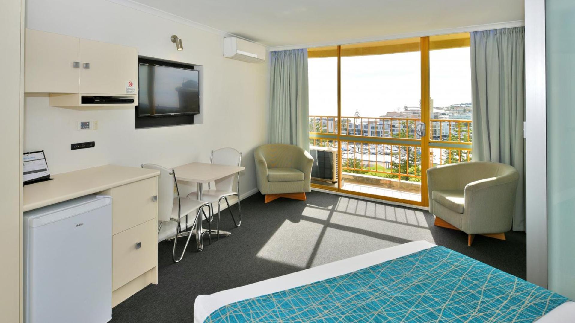 Premium Queen Room with Spa Bath - Photo 13