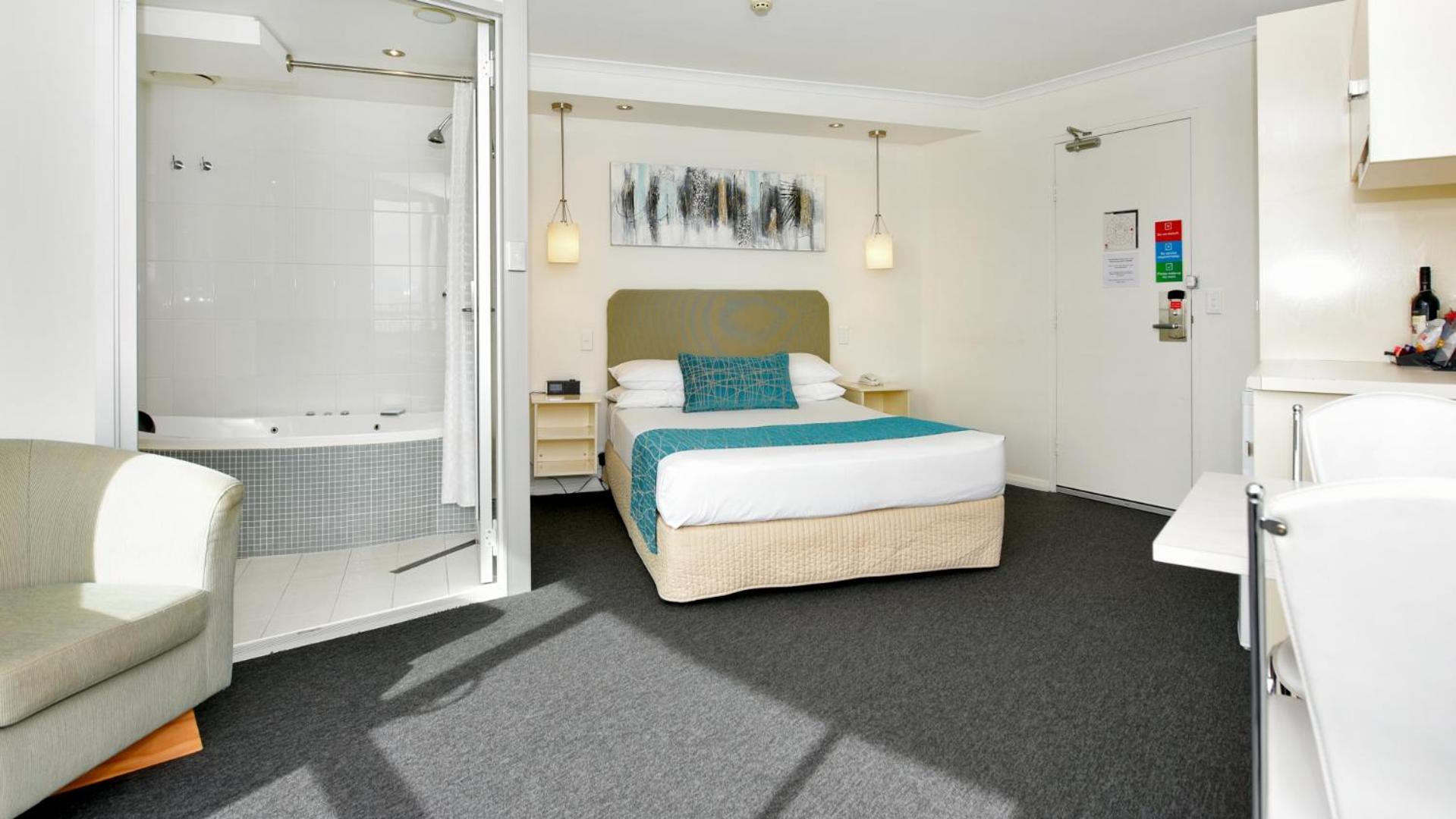 Premium Queen Room with Spa Bath - Photo 14