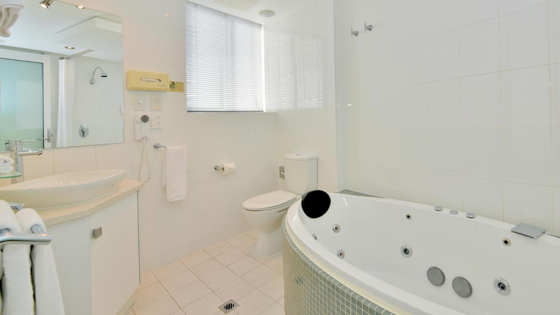 Premium Queen Room with Spa Bath - Photo 9