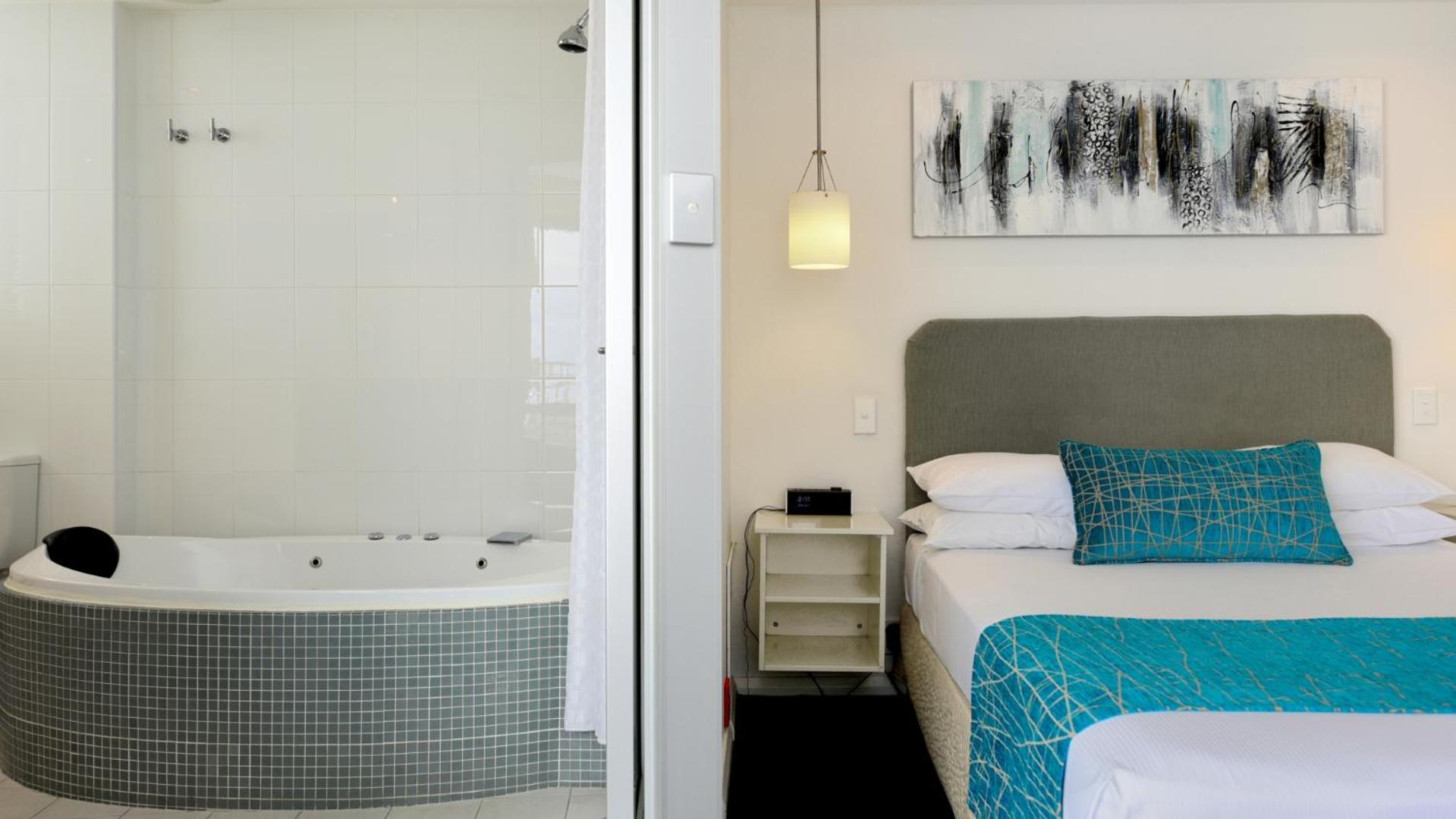 Premium Queen Room with Spa Bath - Photo 4