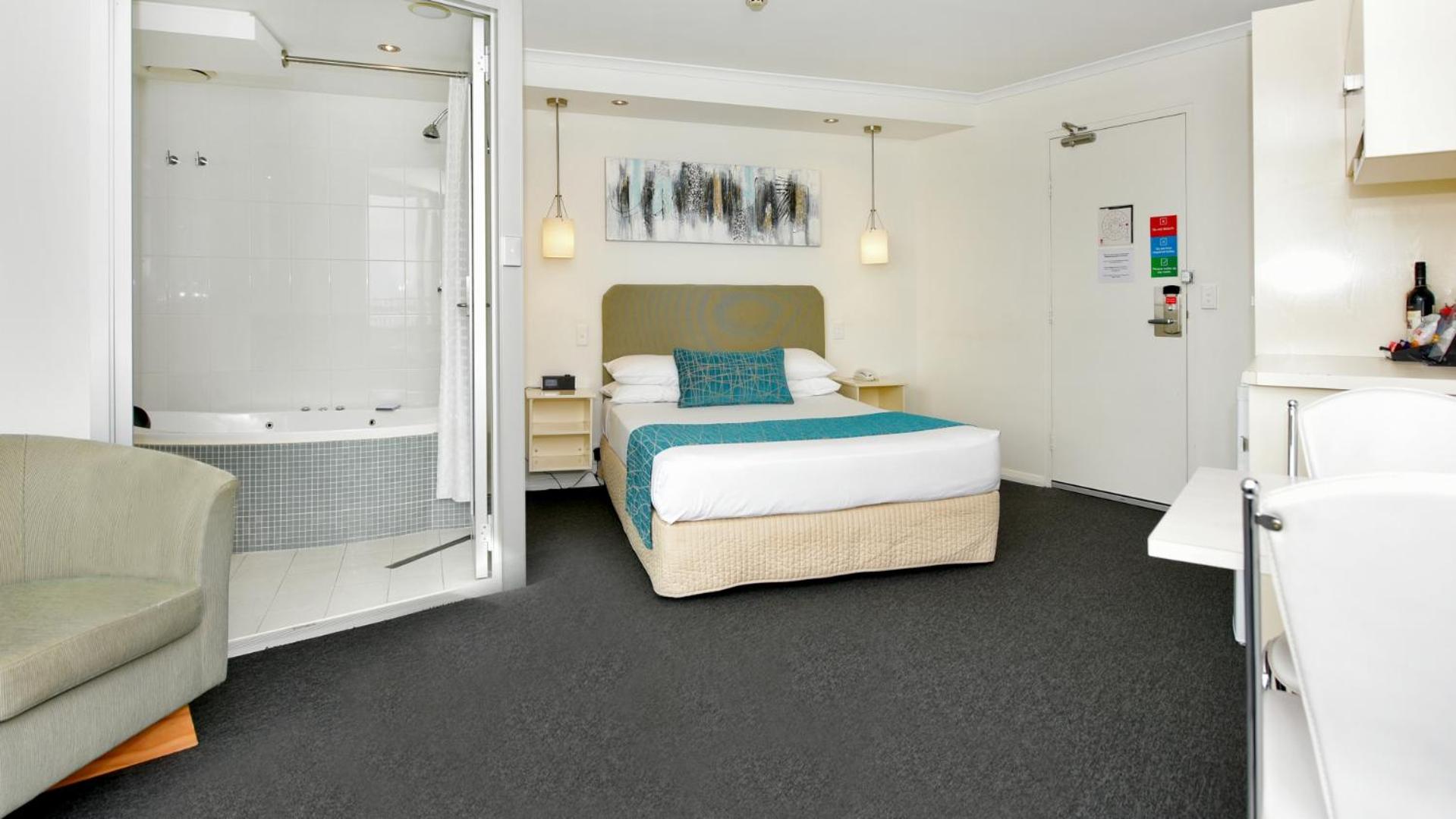 Premium Queen Room with Spa Bath - Photo 3