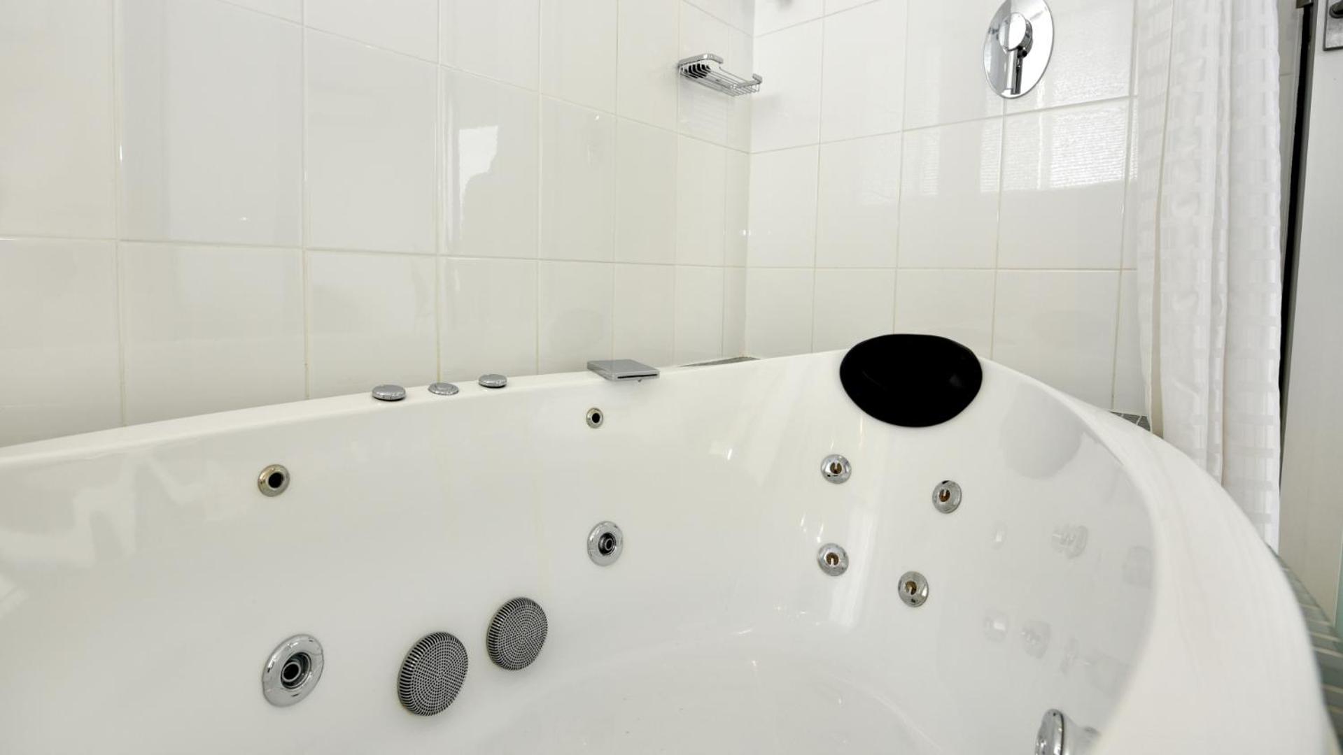 Premium Queen Room with Spa Bath - Photo 7