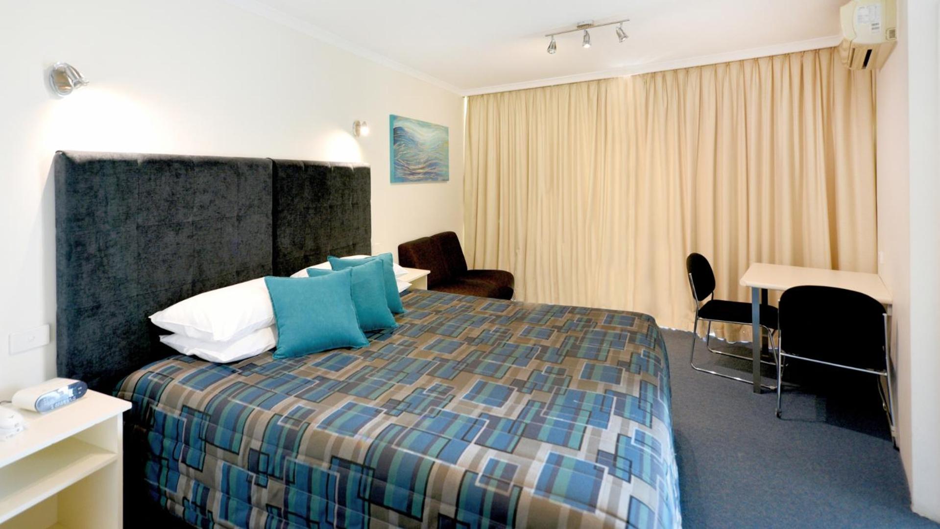 Queen Room with Balcony - Disability Access - Photo 5