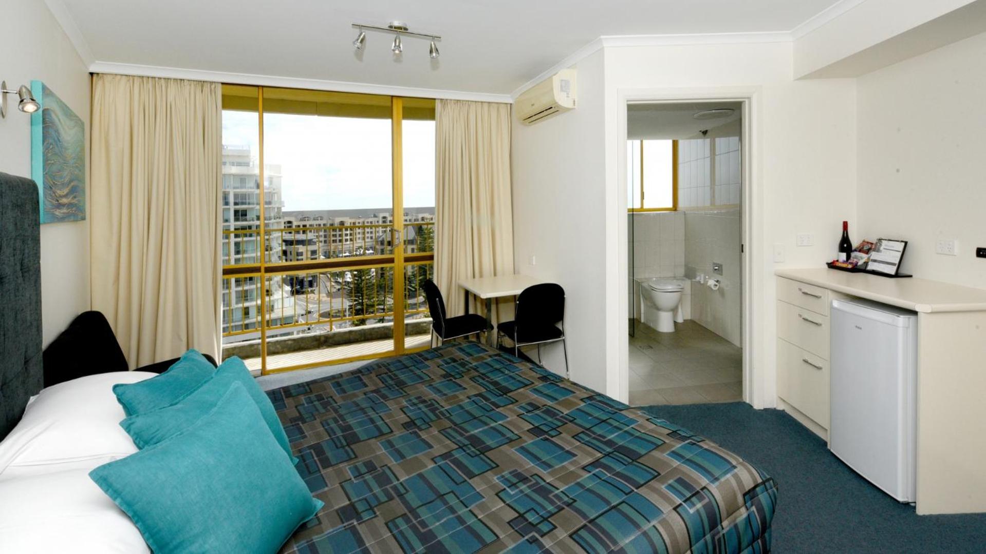 Queen Room with Balcony - Disability Access - Photo 7