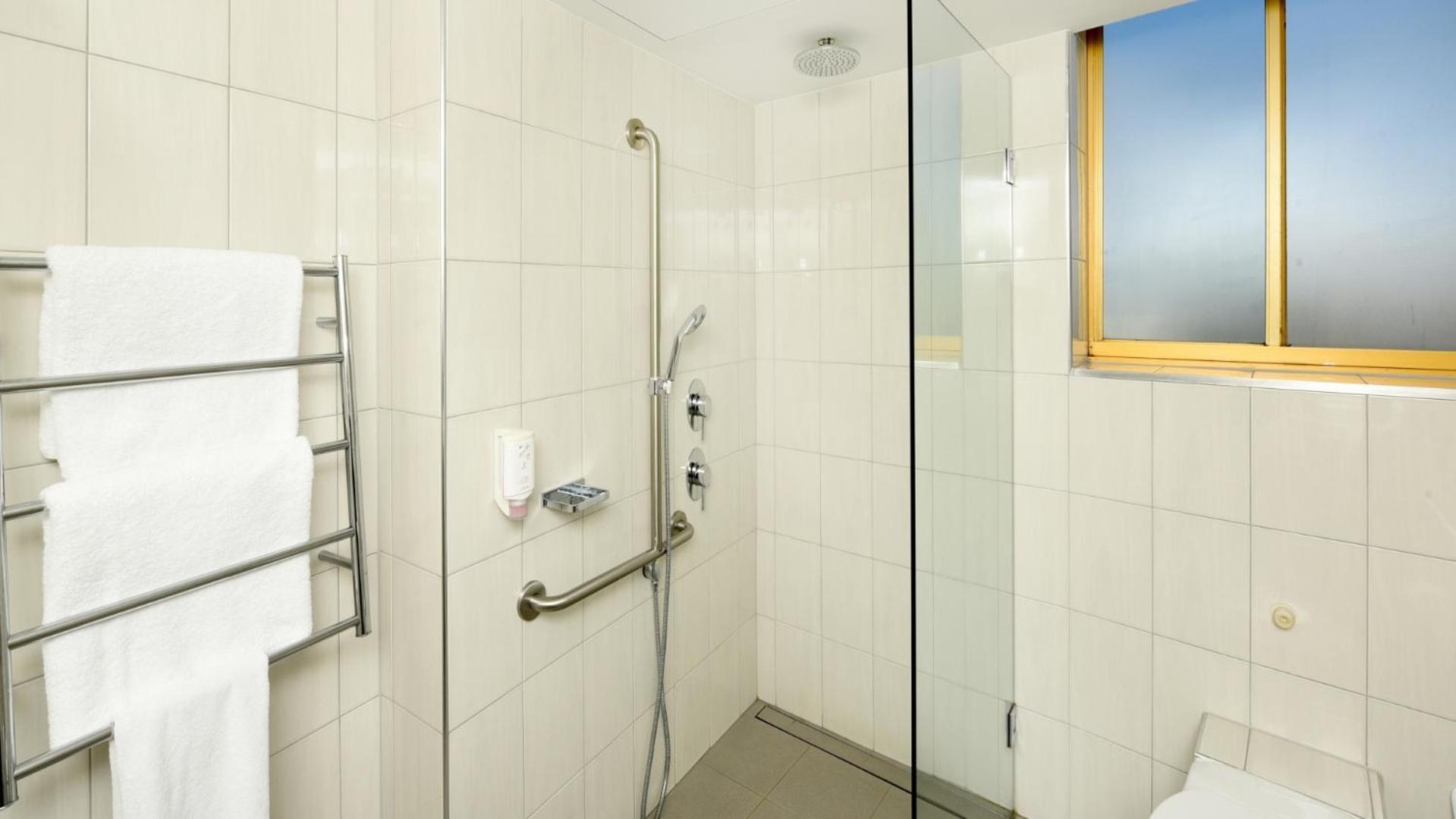 Twin Room - Disability Access - Photo 5