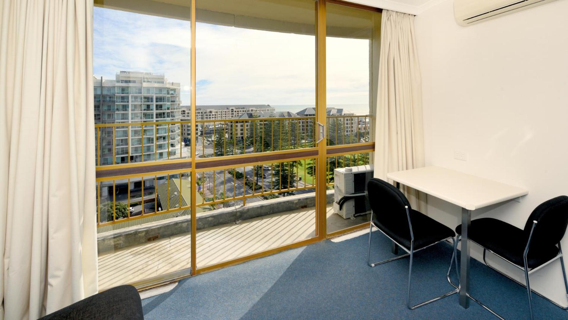 Queen Room with Balcony - Disability Access - Photo 8