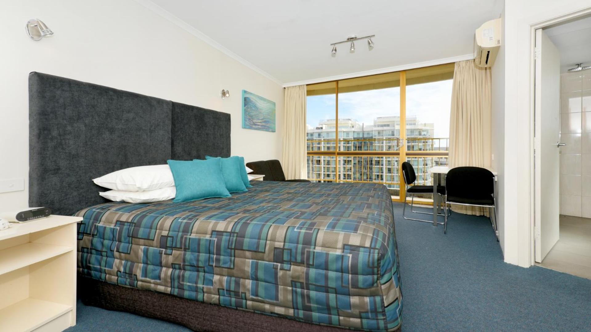 Queen Room with Balcony - Disability Access - Photo 4