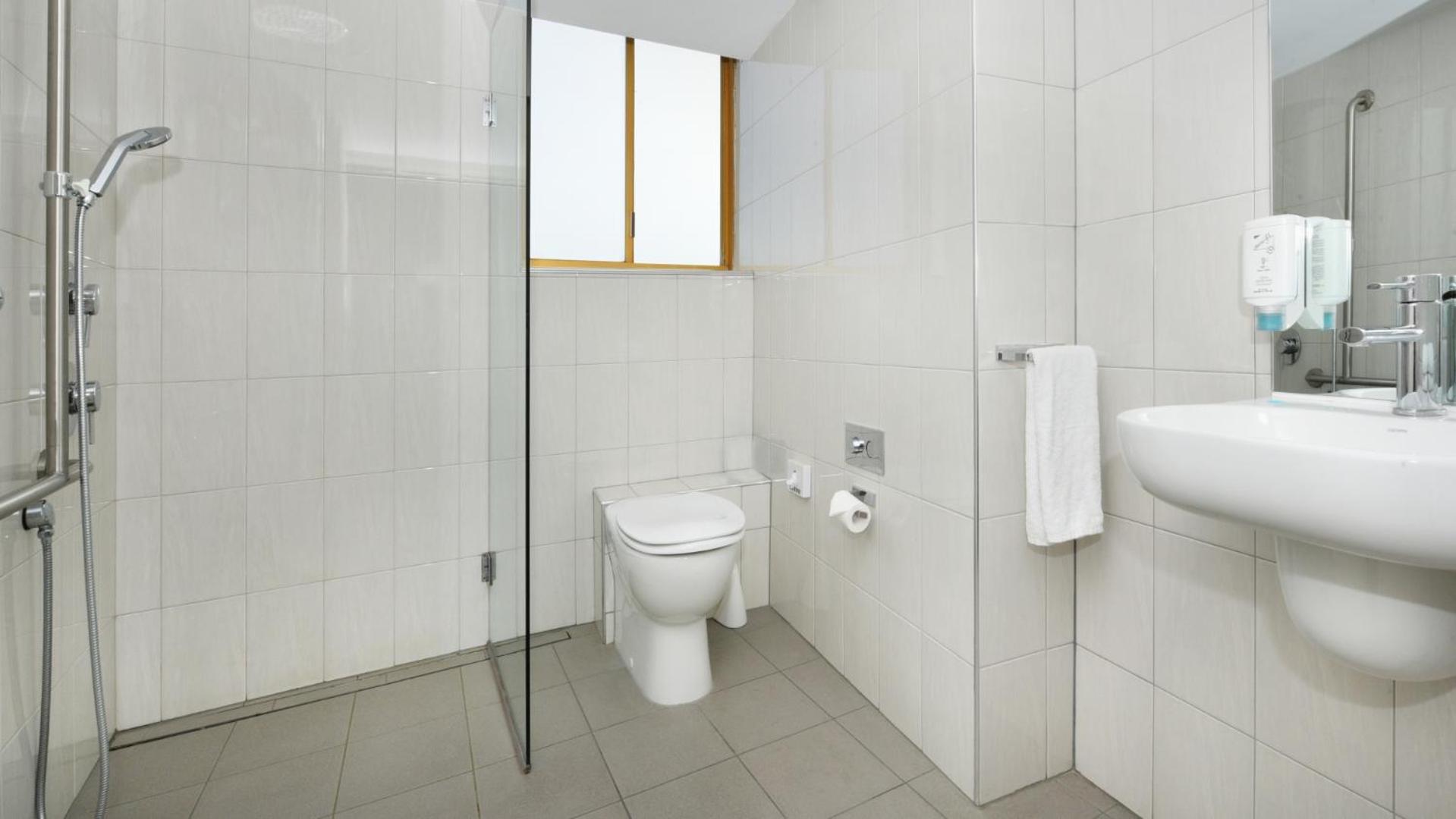 Twin Room - Disability Access - Photo 6