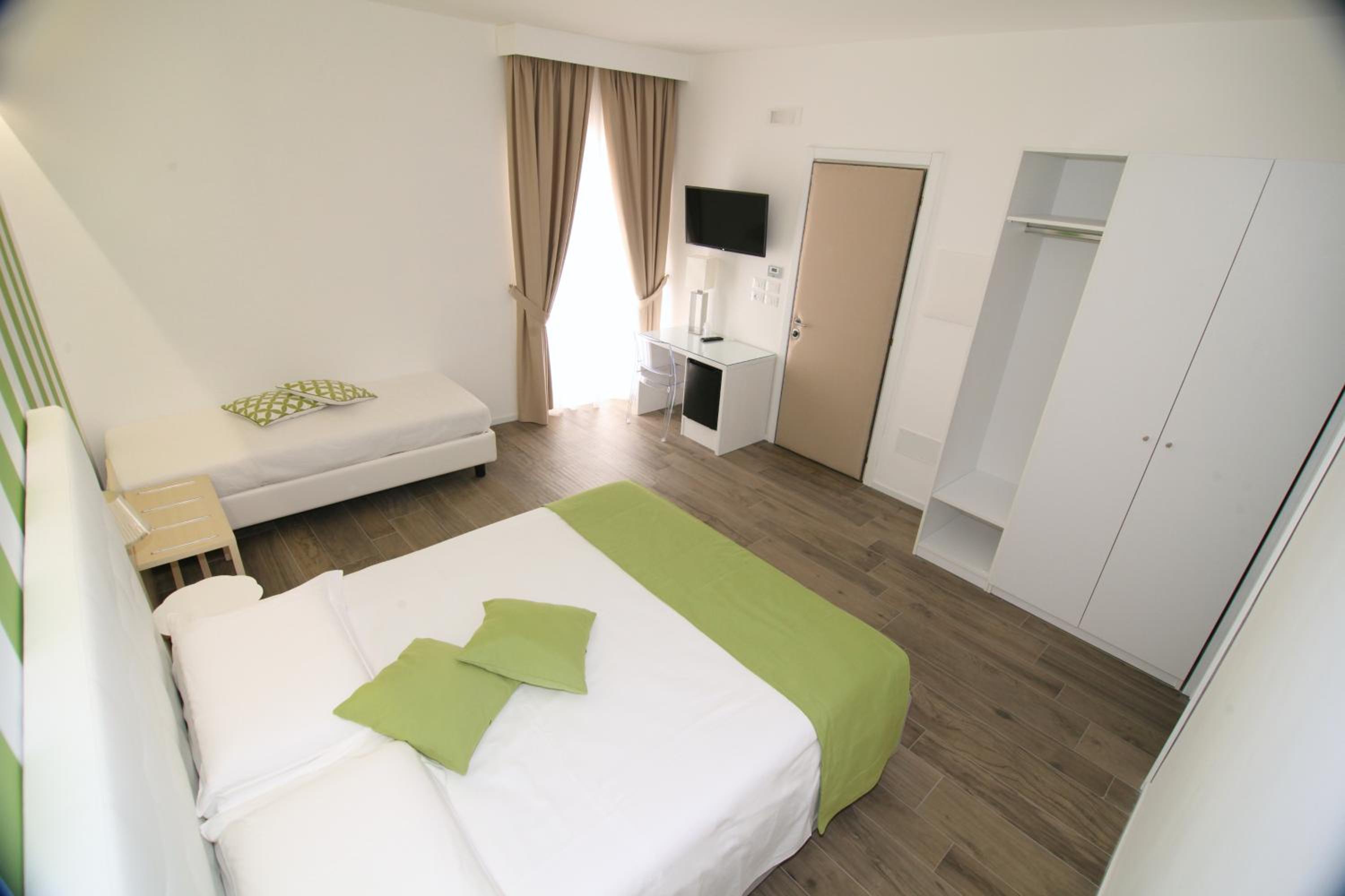 Superior Triple Room photo 3