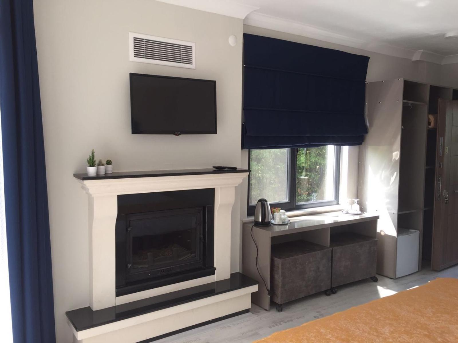 King Room with Balcony - Photo 2