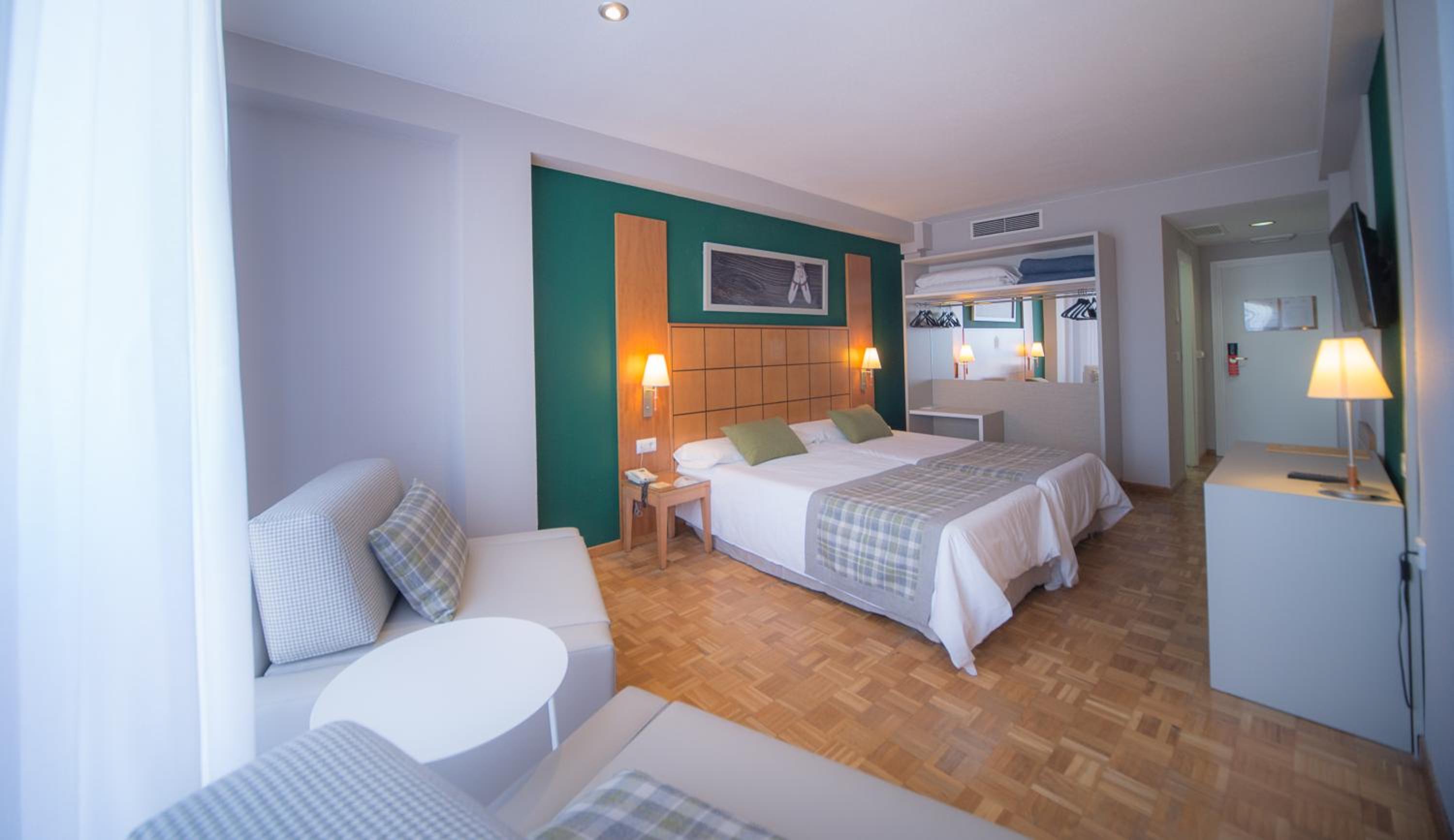 Family Room (2 Adults + 2 Children) - Photo 6