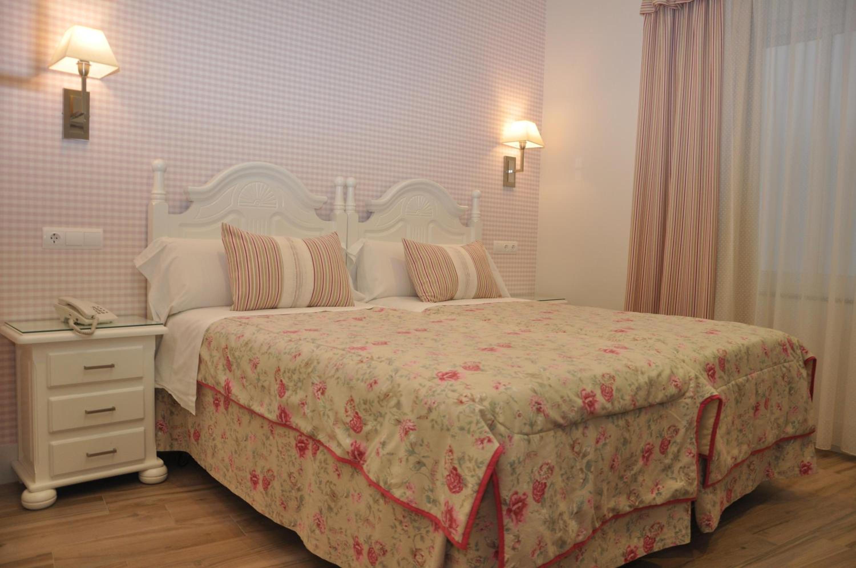 Standard Twin Room - Photo 8